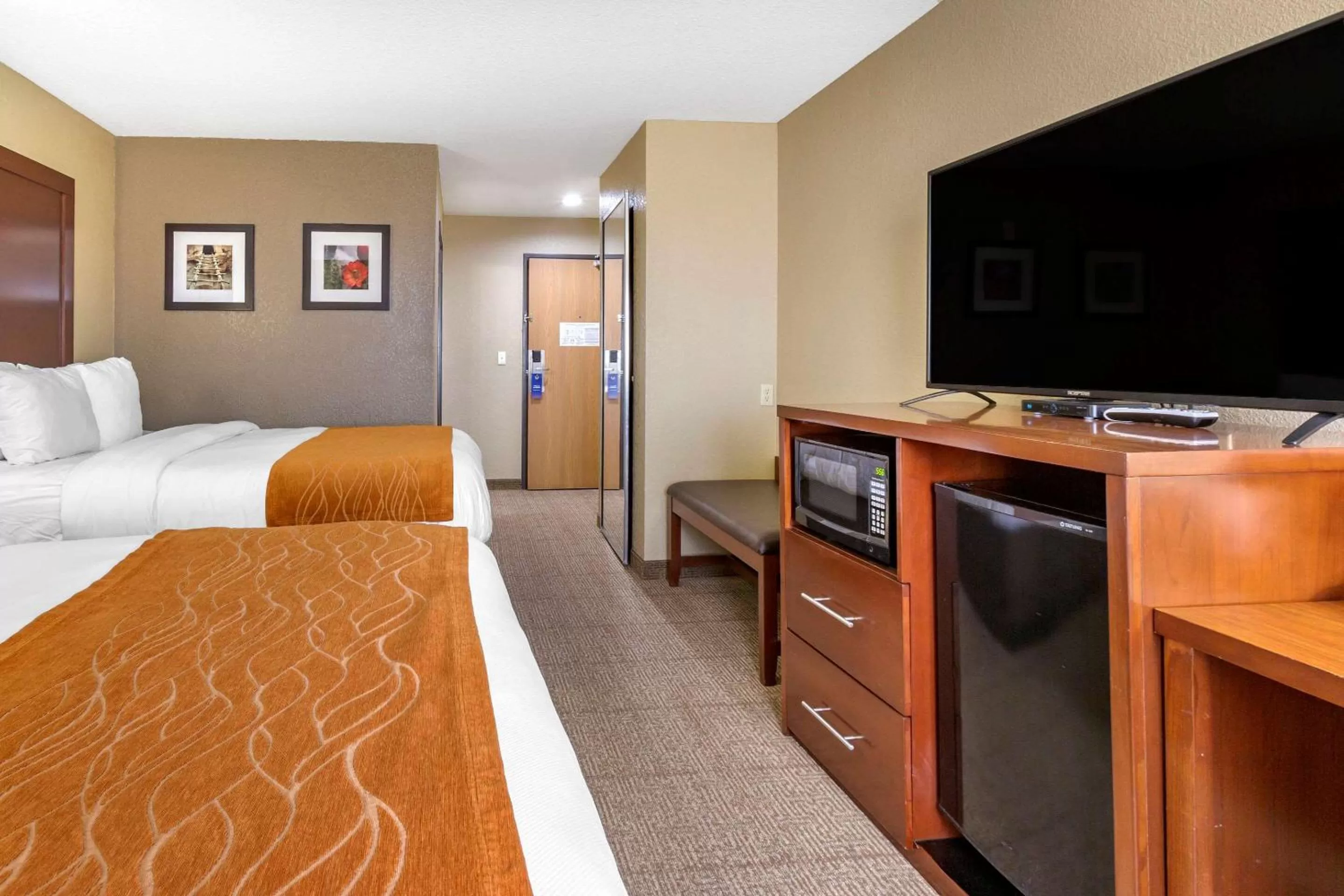 Photo of the whole room, Bed in Comfort Inn & Suites