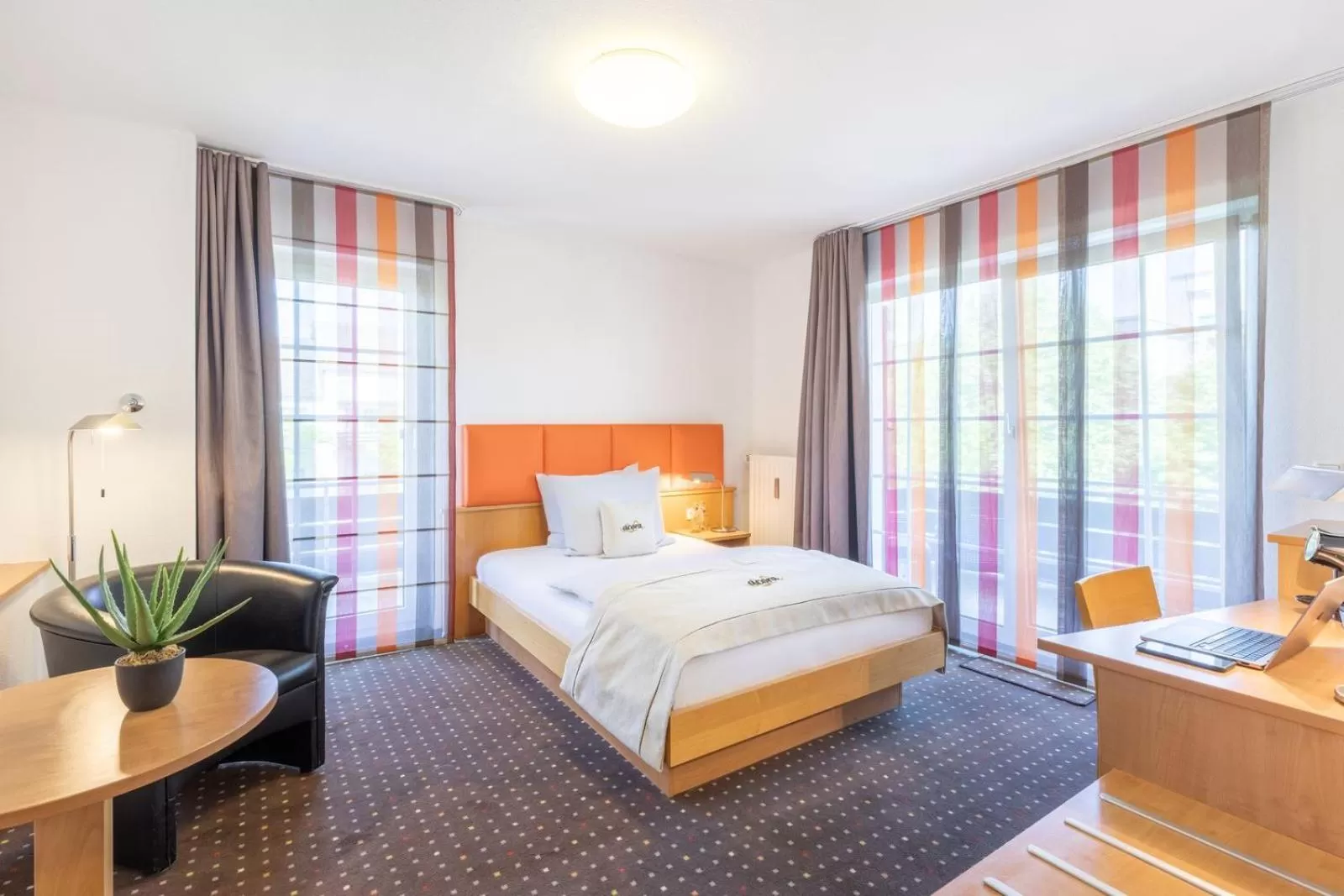 Photo of the whole room, Bed in acora Düsseldorf Living the City - Apartments