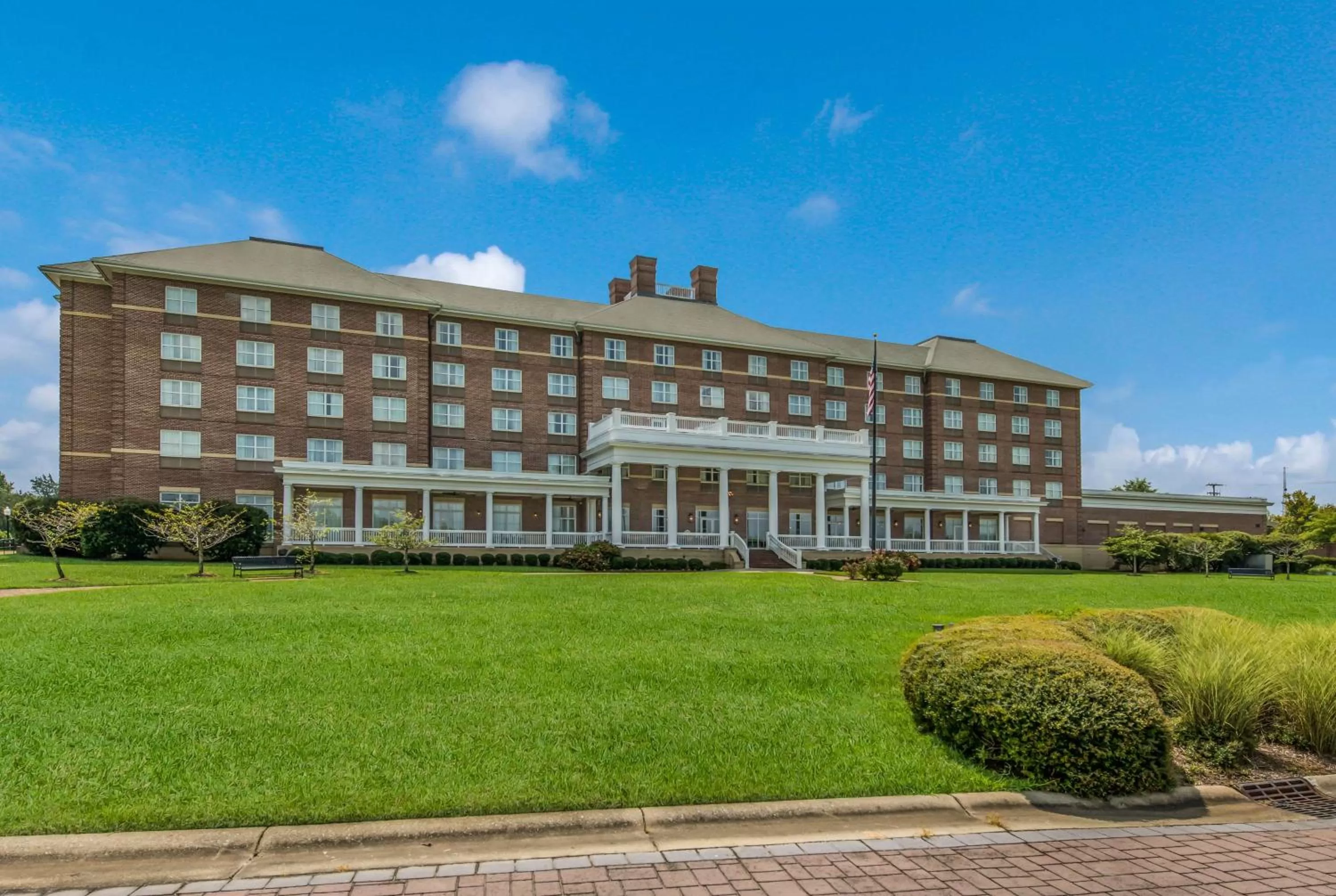 Property building in Hilton Garden Inn Suffolk Riverfront
