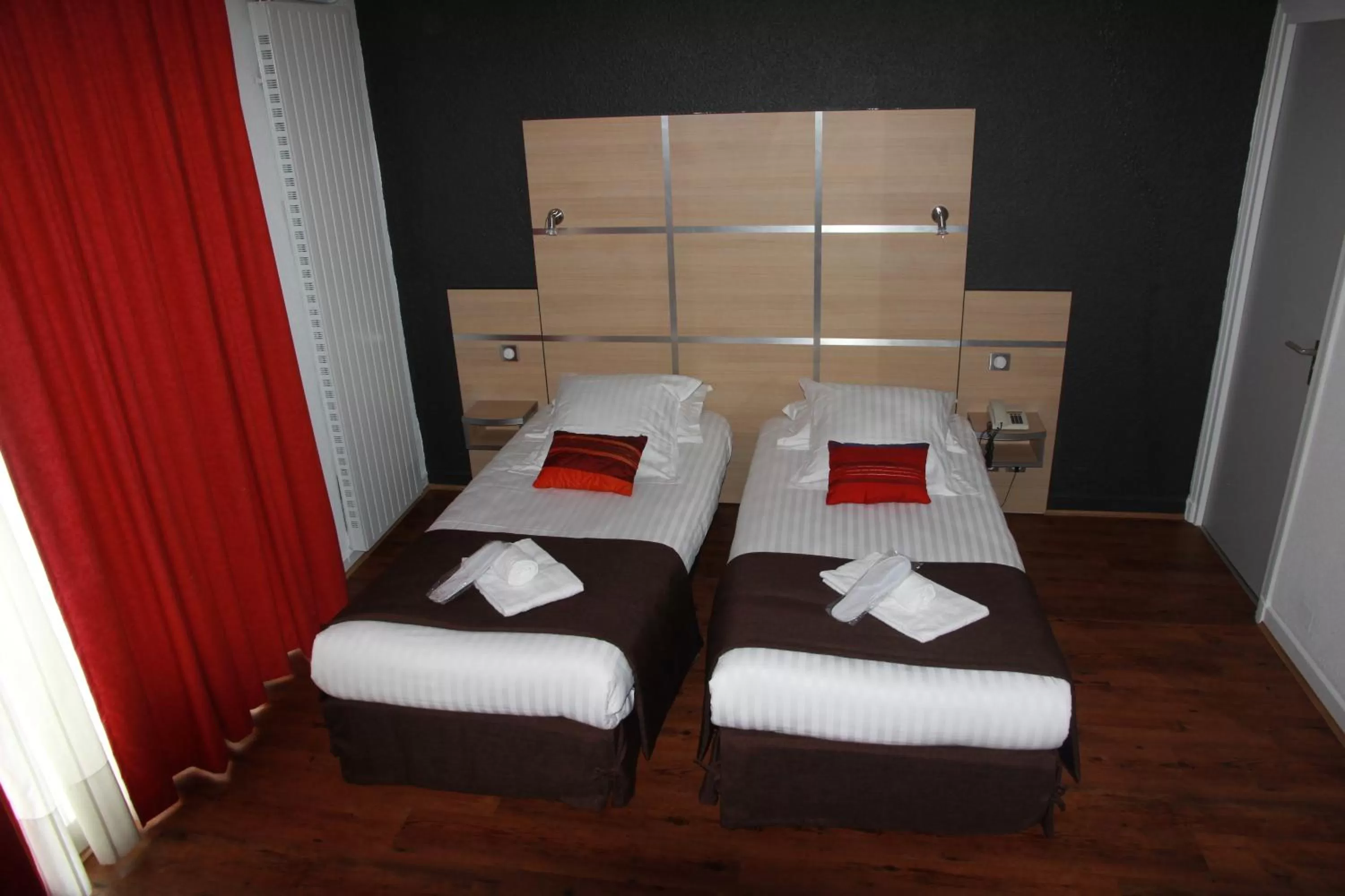 Comfort Twin Room with Balcony in Cit'hôtel Le Chris'tel hôtel et restaurant