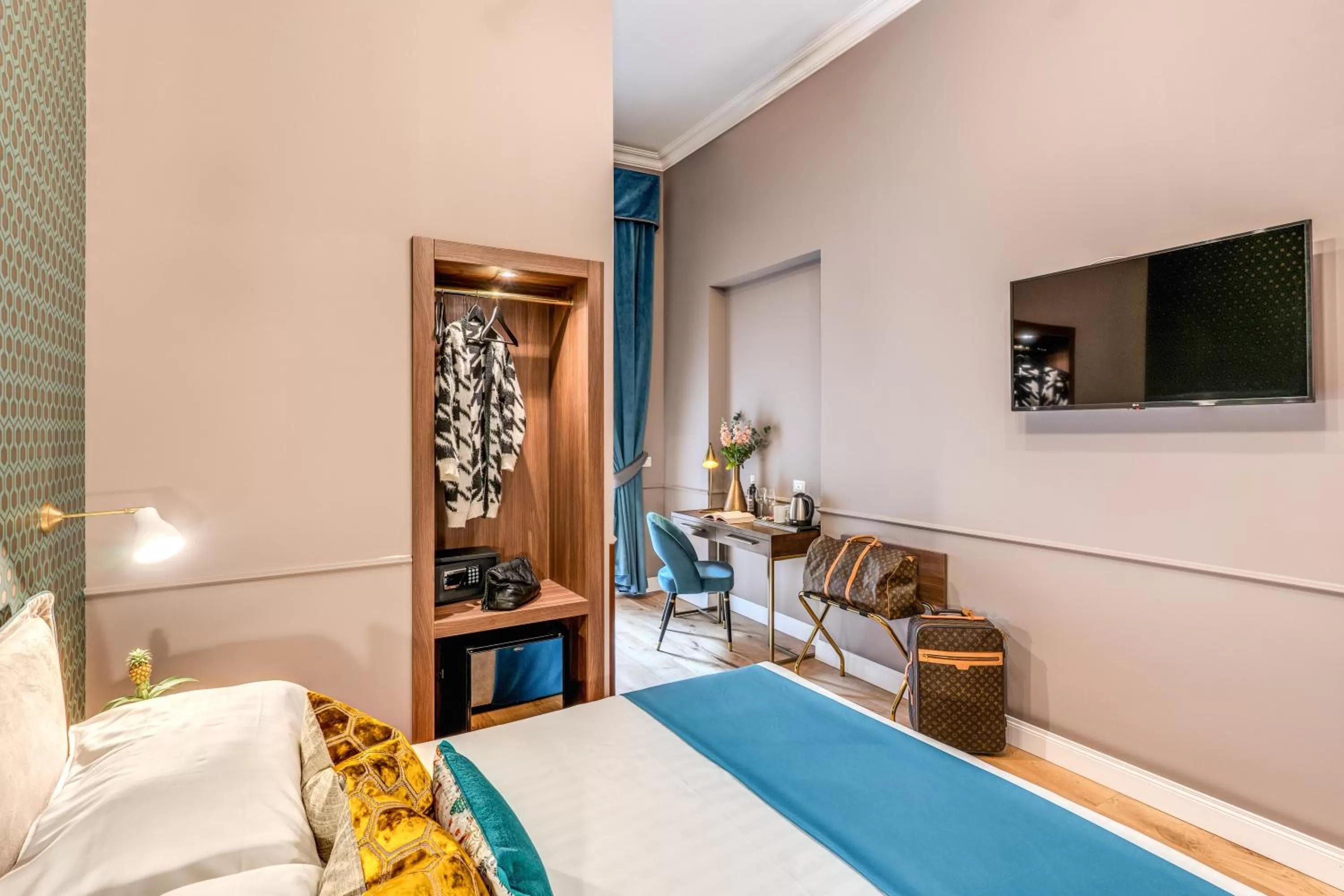 Bed in Tree Charme Parliament Boutique Hotel