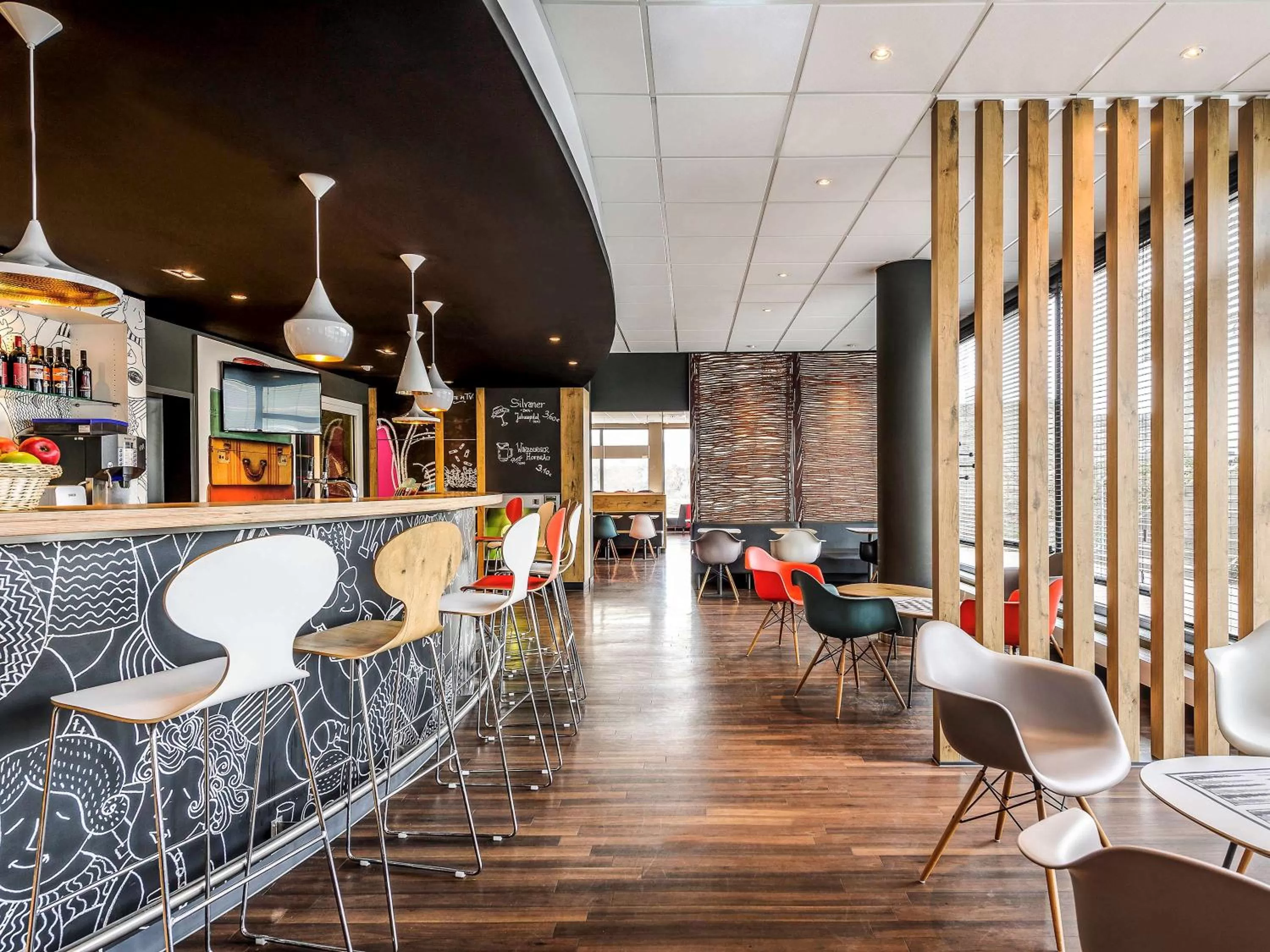 Lounge or bar in ibis Hotel Würzburg City