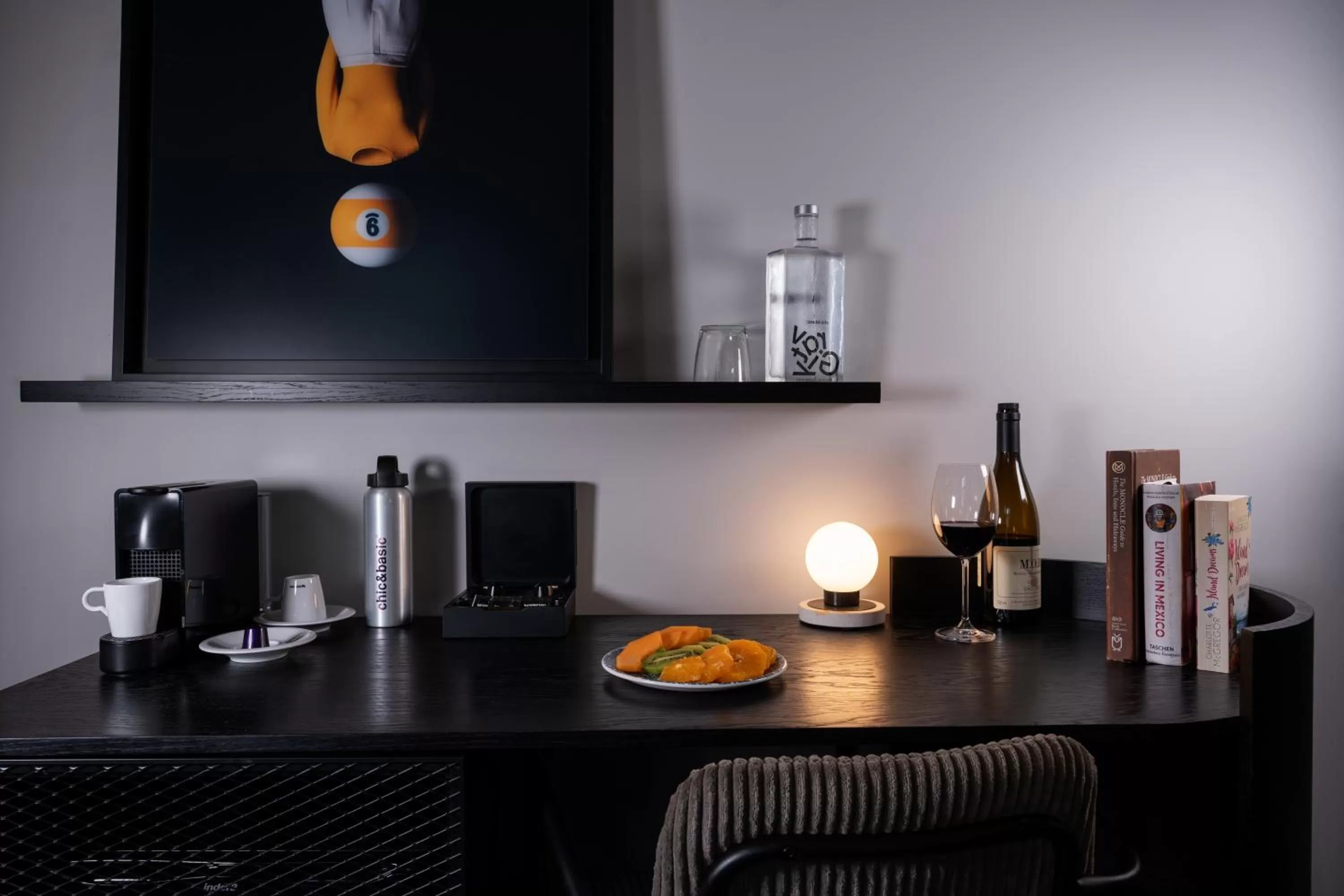 Decorative detail in chic&basic Gravity