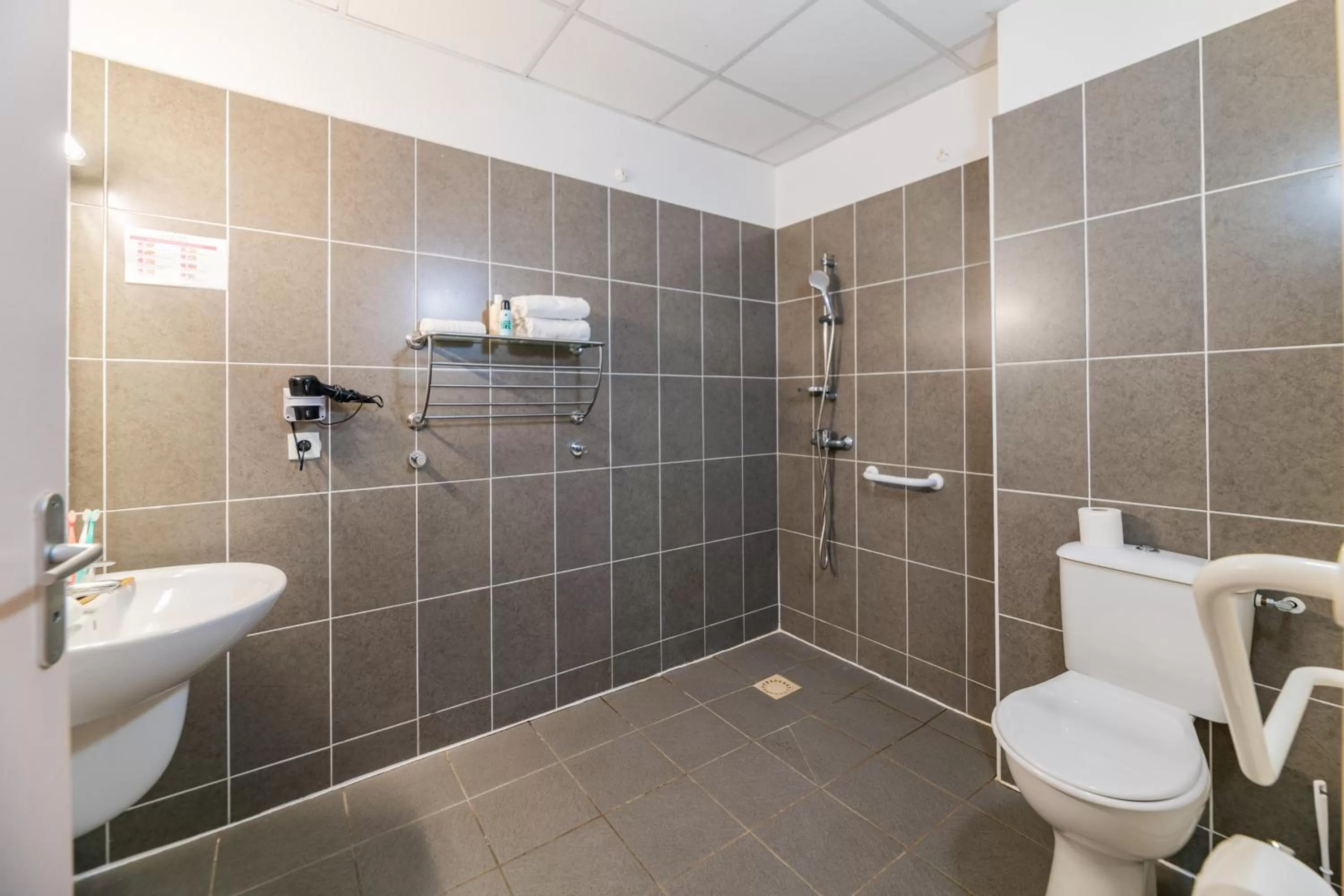 Shower in Cerise Carcassonne Sud