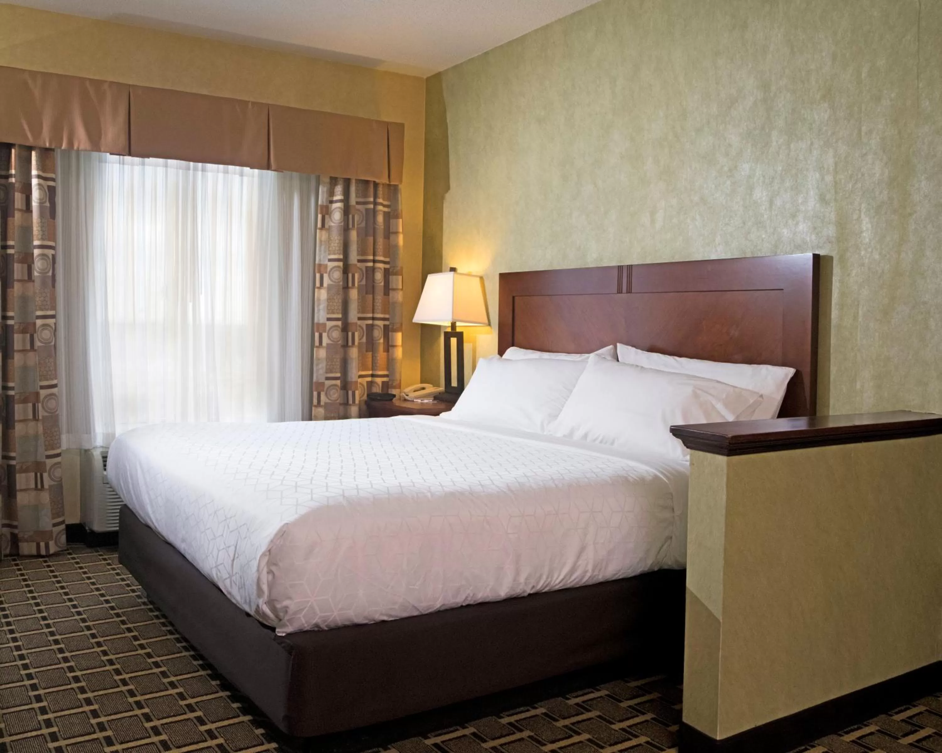 Photo of the whole room, Bed in Holiday Inn Express Hotel & Suites Youngstown North-Warren/Niles by IHG