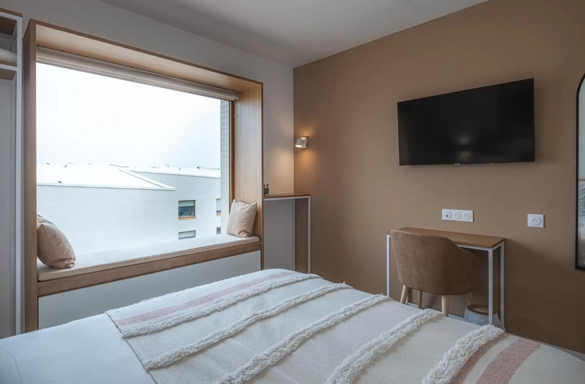 Communal lounge/ TV room, Bed in The Originals Boutique Hôtel Amiens Sud