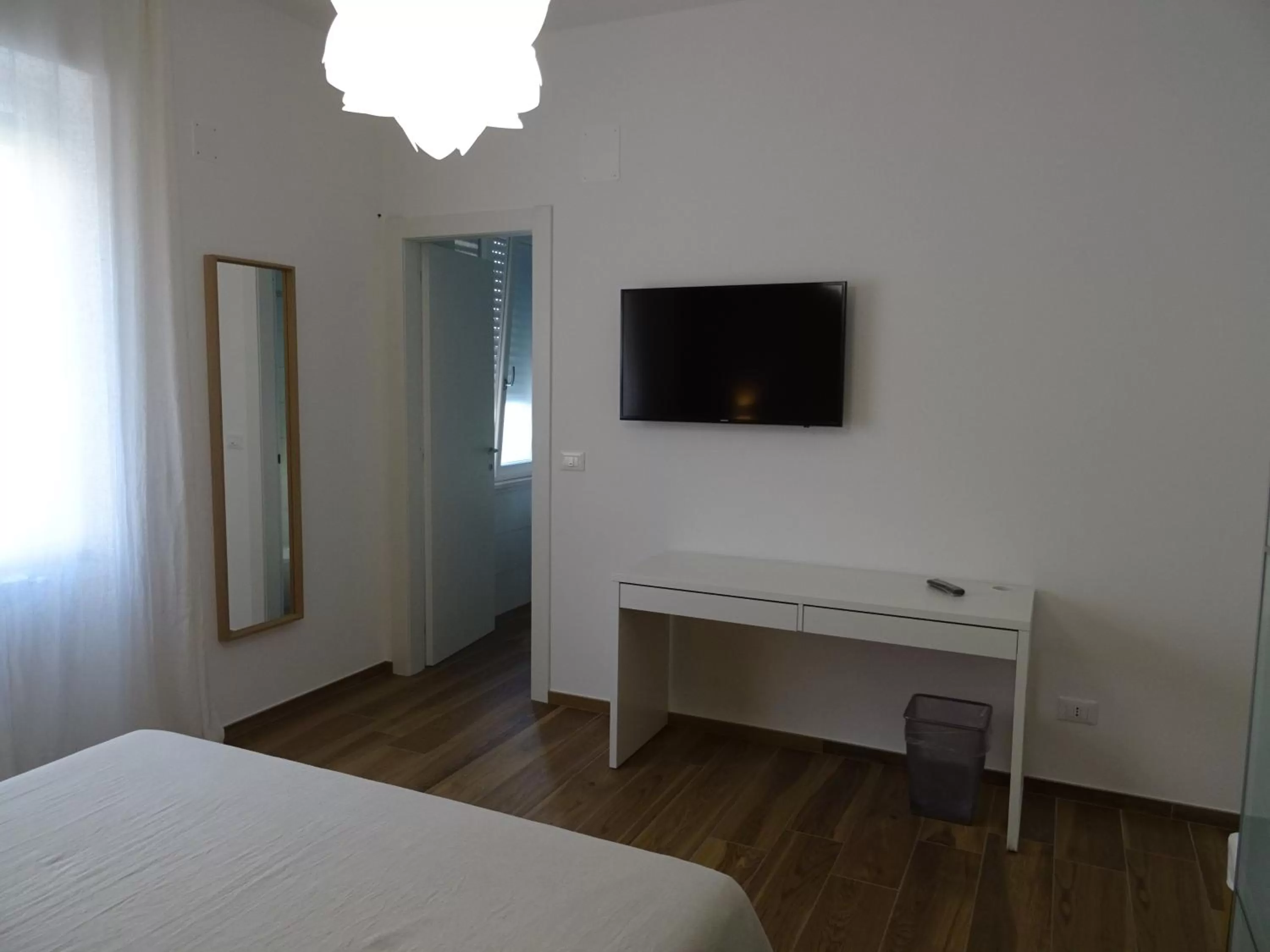 Bedroom, TV/Entertainment Center in Meeting