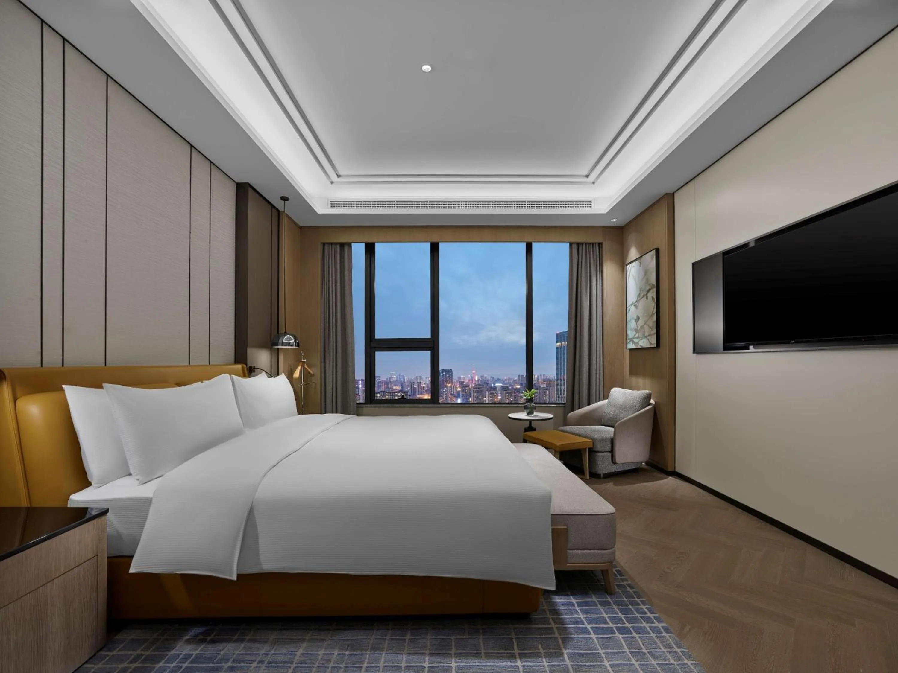 Bed in DoubleTree by Hilton Chengdu Riverside - Close to Panda Base and Chengdu East Railway