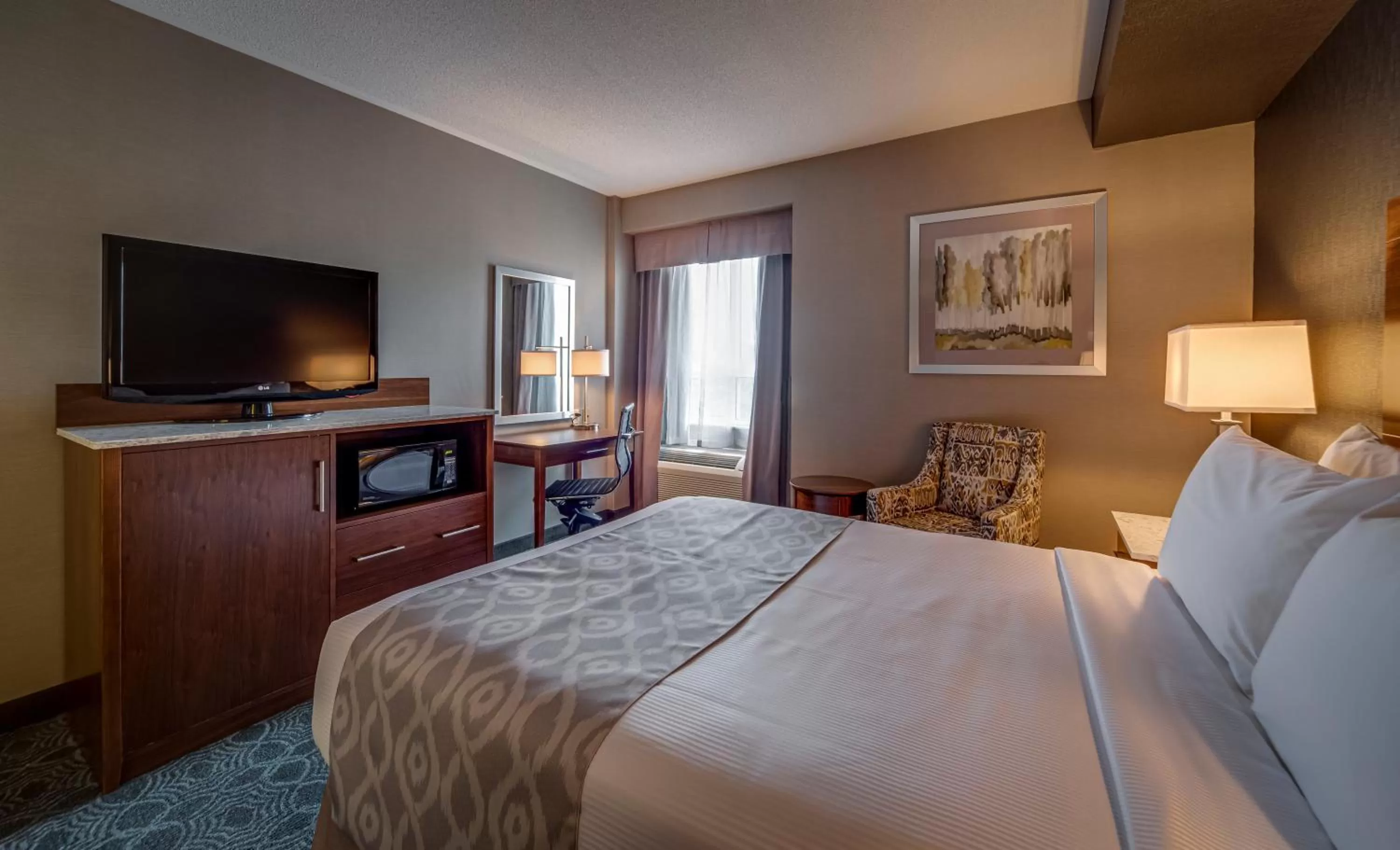 TV and multimedia, Bed in Monte Carlo Inn Markham