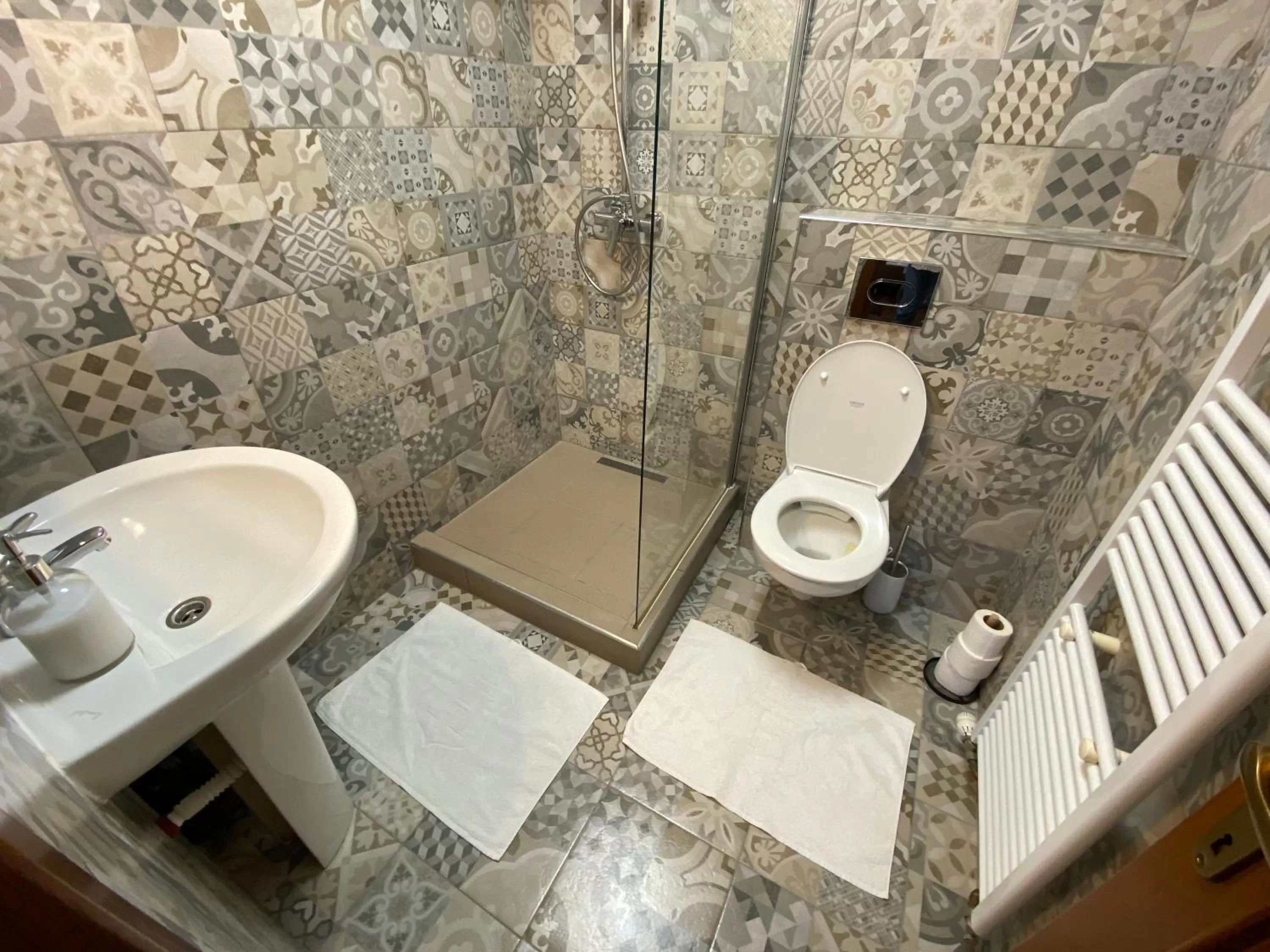 Bathroom in Pensiunea Pictorilor