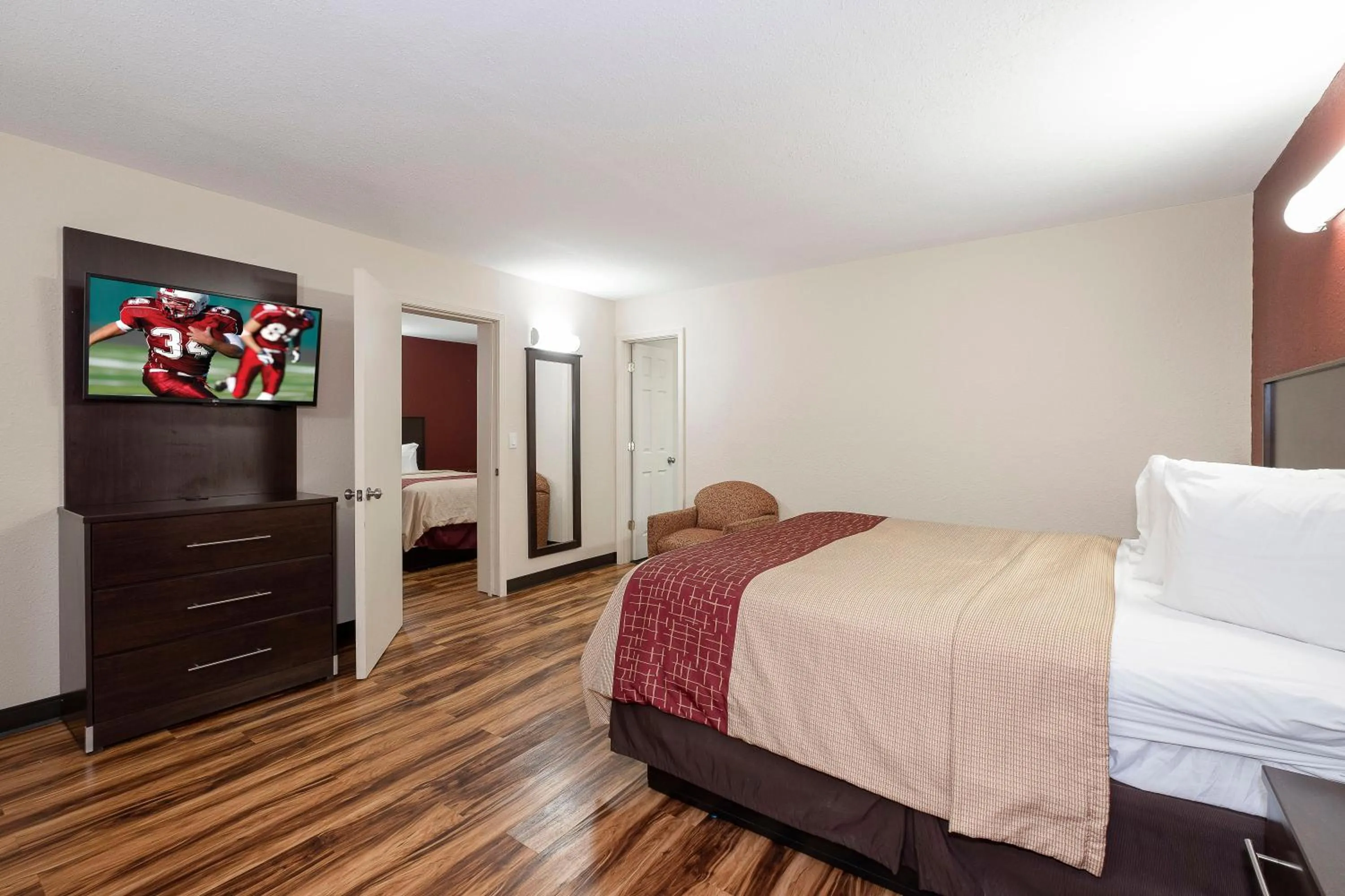 Photo of the whole room, Bed in Red Roof Inn Starkville - University