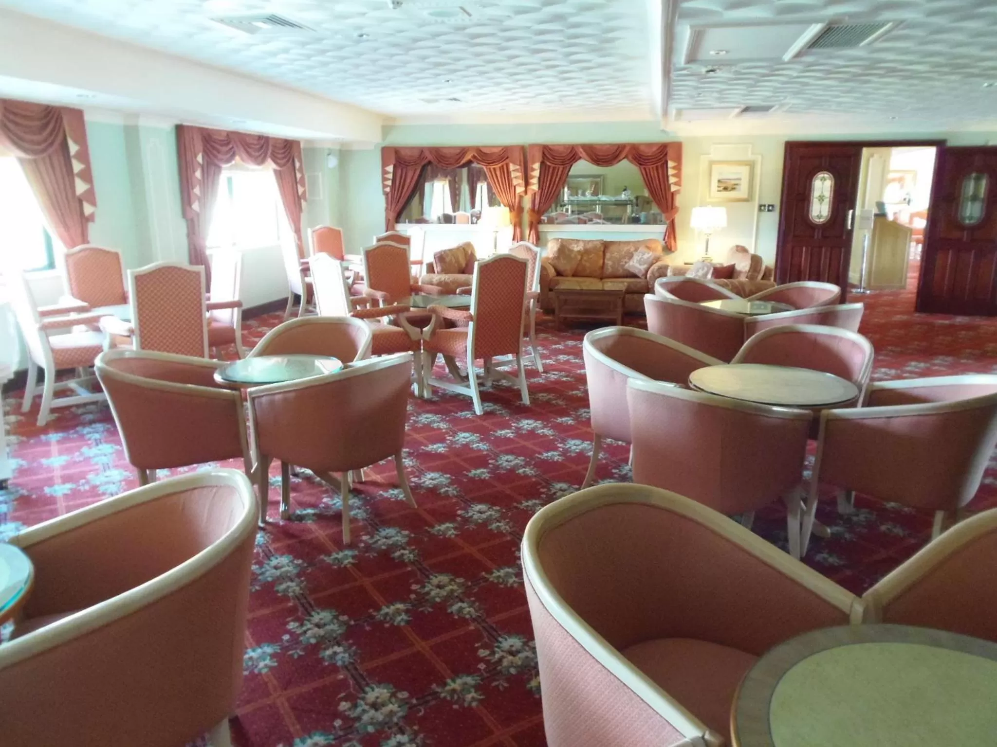 Lounge or bar in Lakeside International Hotel