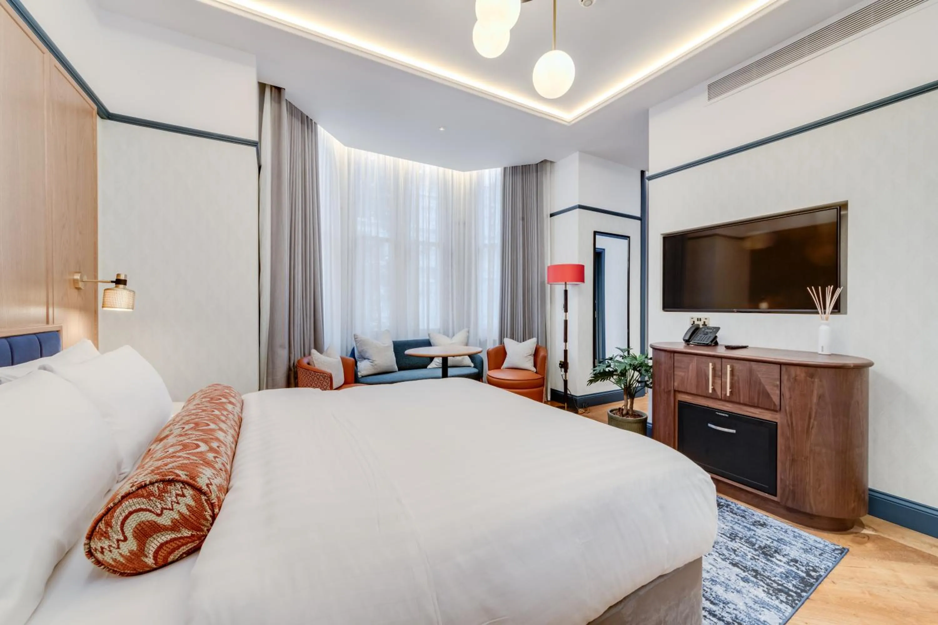 Bedroom, TV/Entertainment Center in Best Western The Boltons