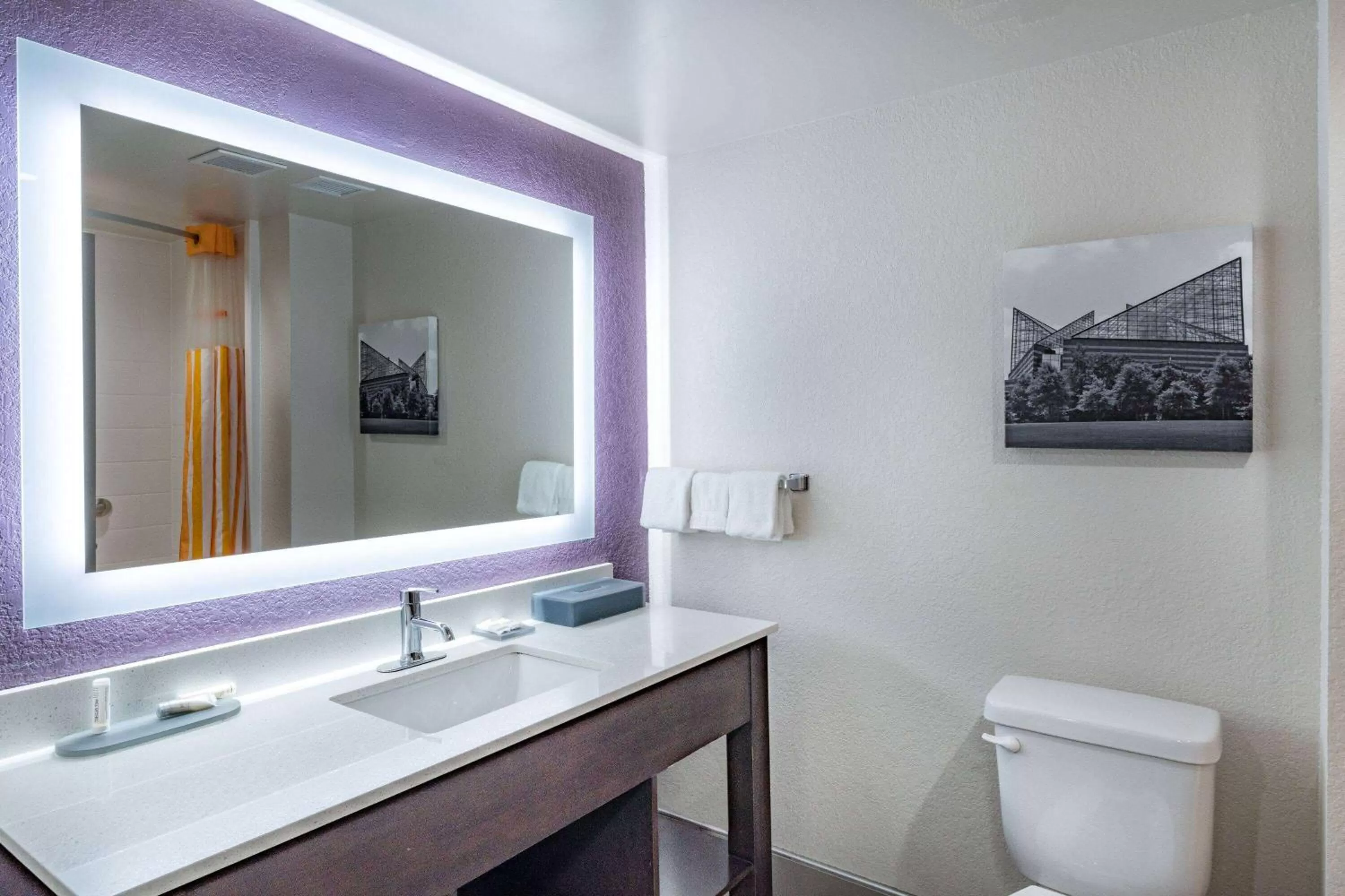 TV and multimedia in La Quinta by Wyndham Chattanooga - East Ridge