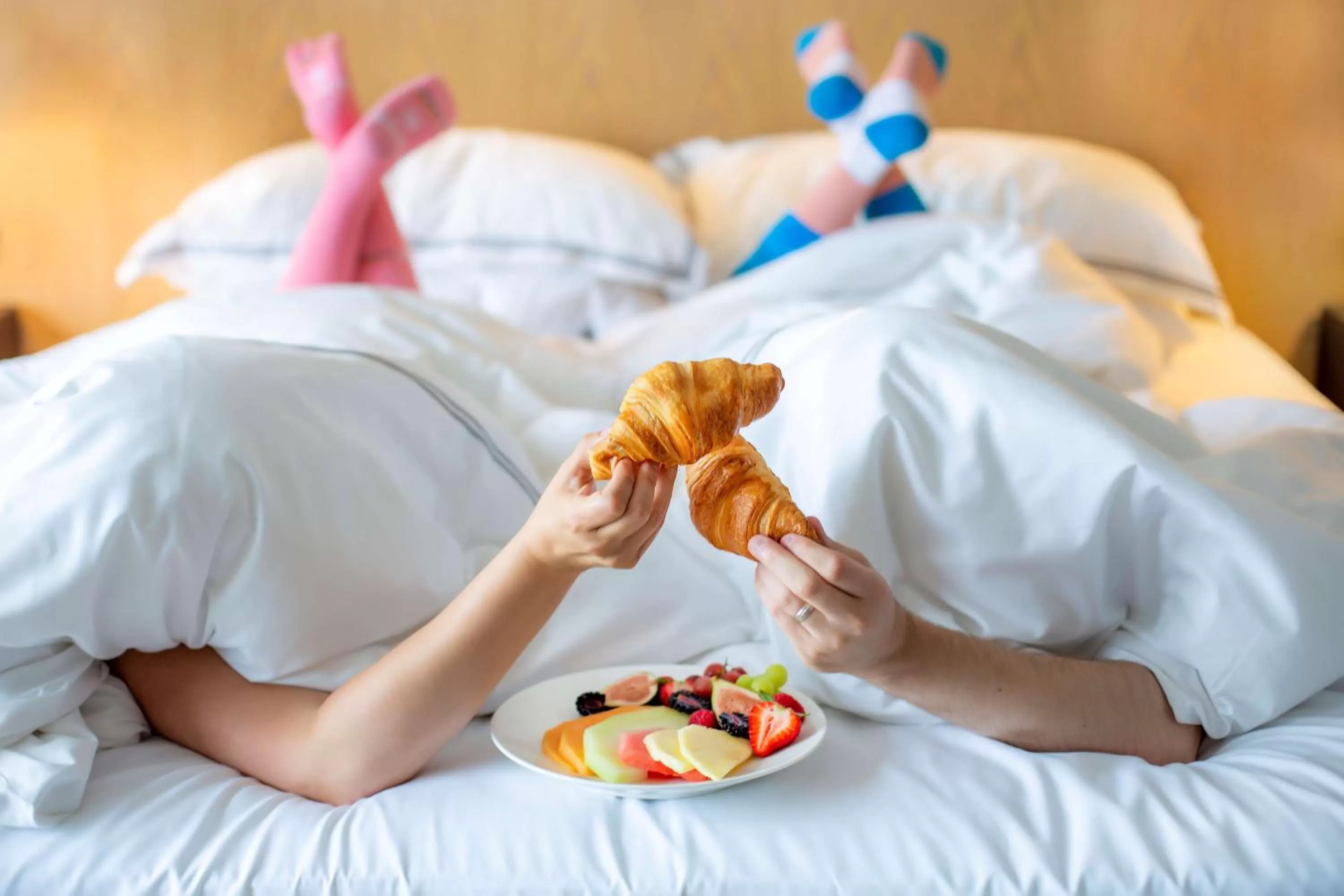 Restaurant/places to eat, Bed in The Yorkville Royal Sonesta Hotel Toronto