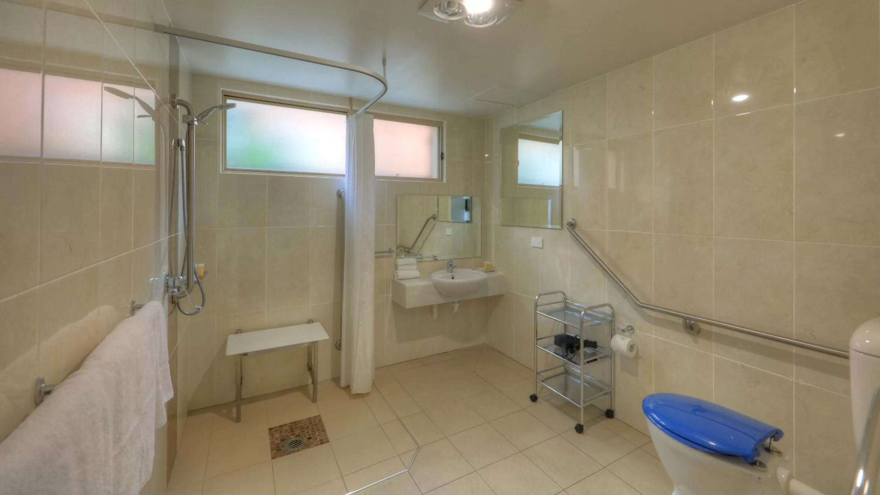 Bathroom in Heritage River Motor Inn