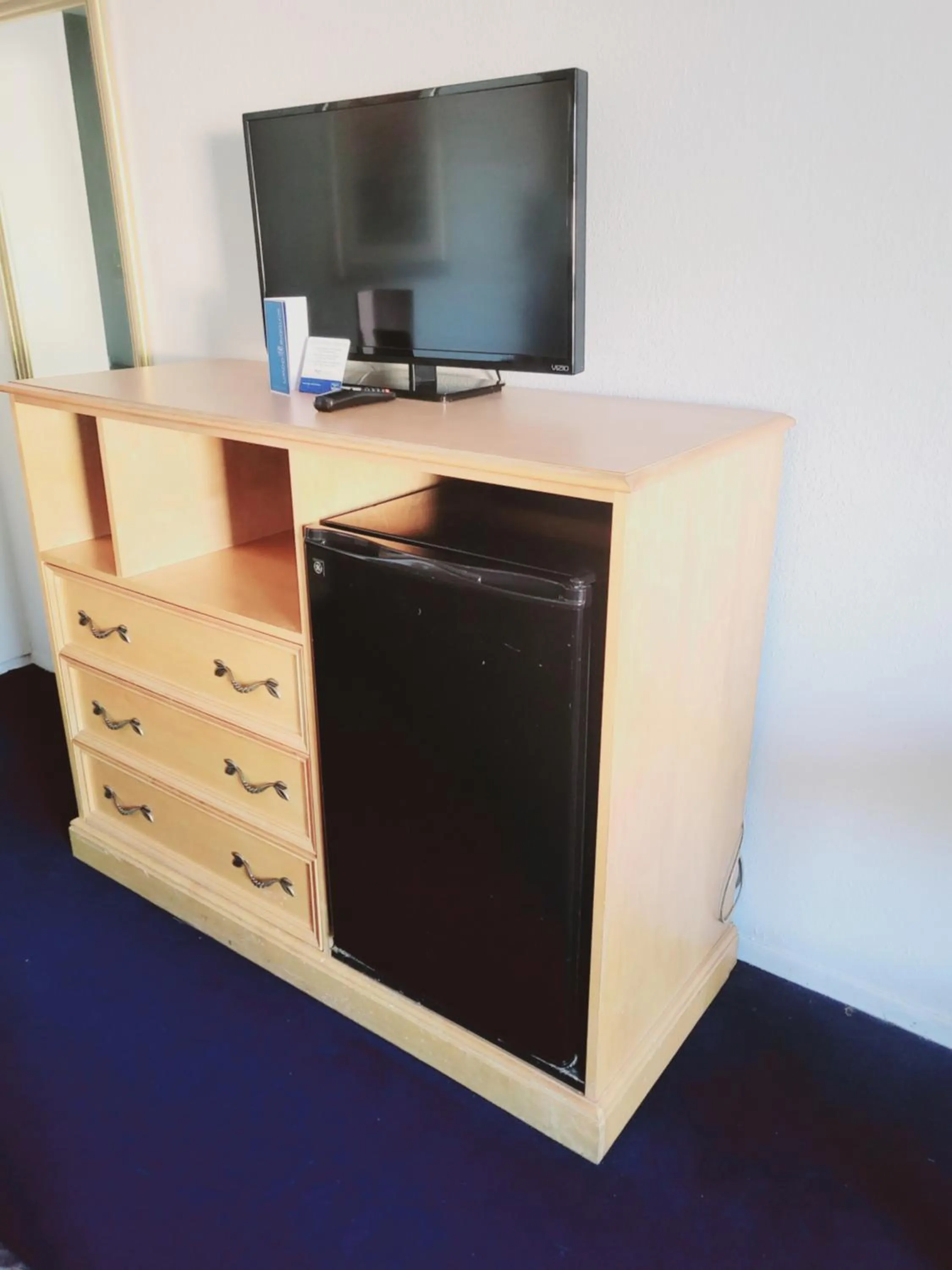 TV and multimedia, TV/Entertainment Center in Rodeway Inn