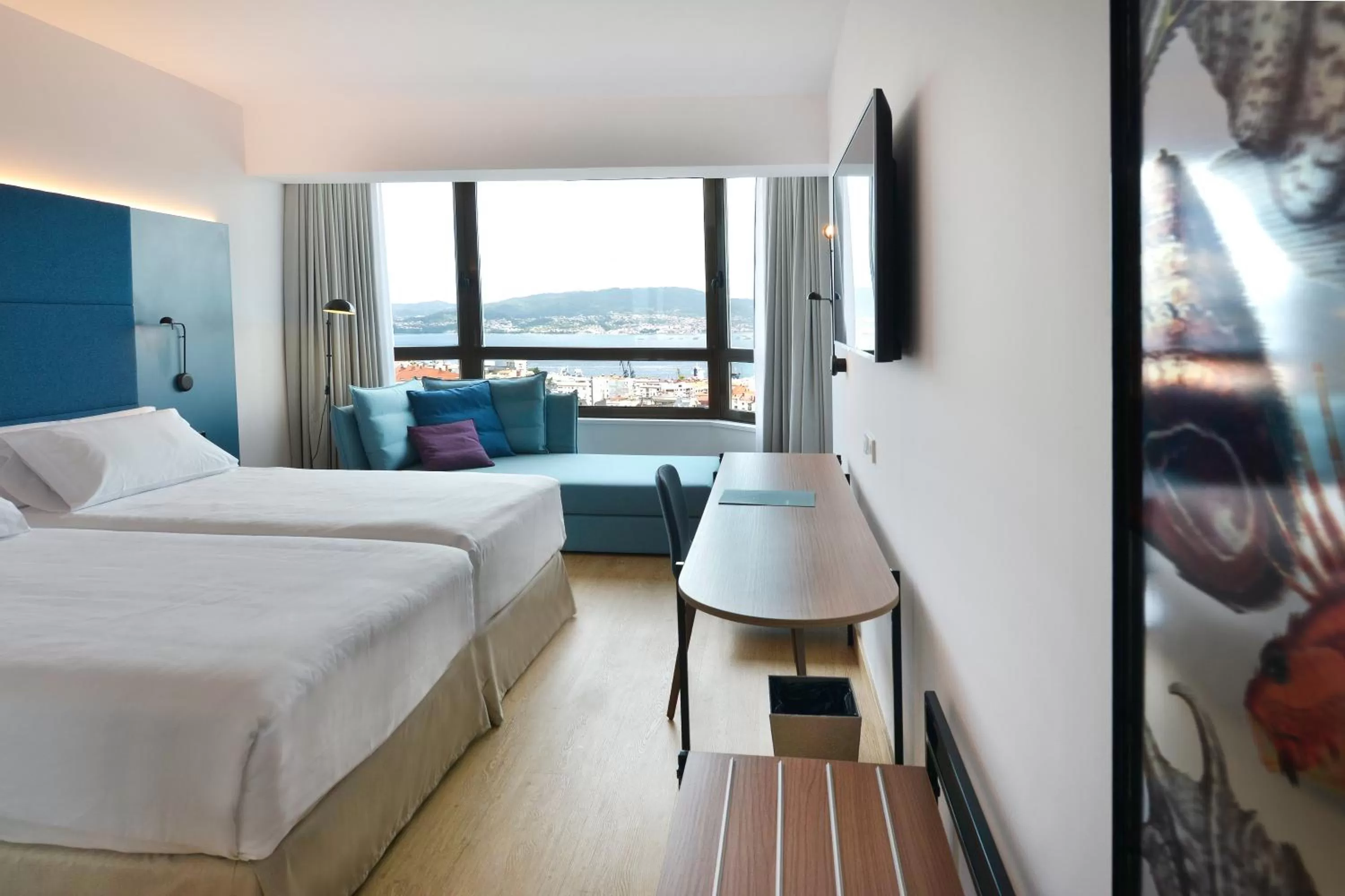 Photo of the whole room, Bed in Occidental Vigo