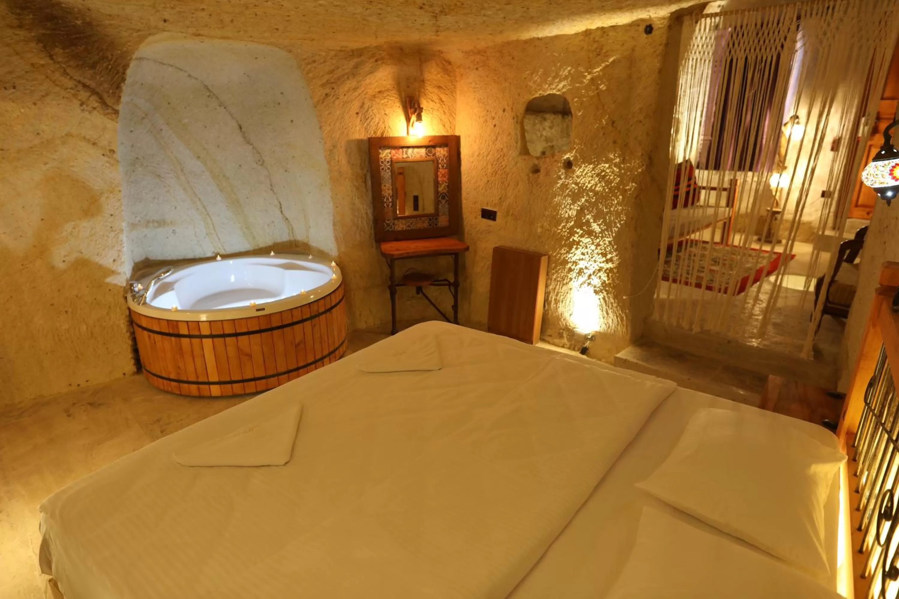 Hot Tub, Bed in Atax Cave House