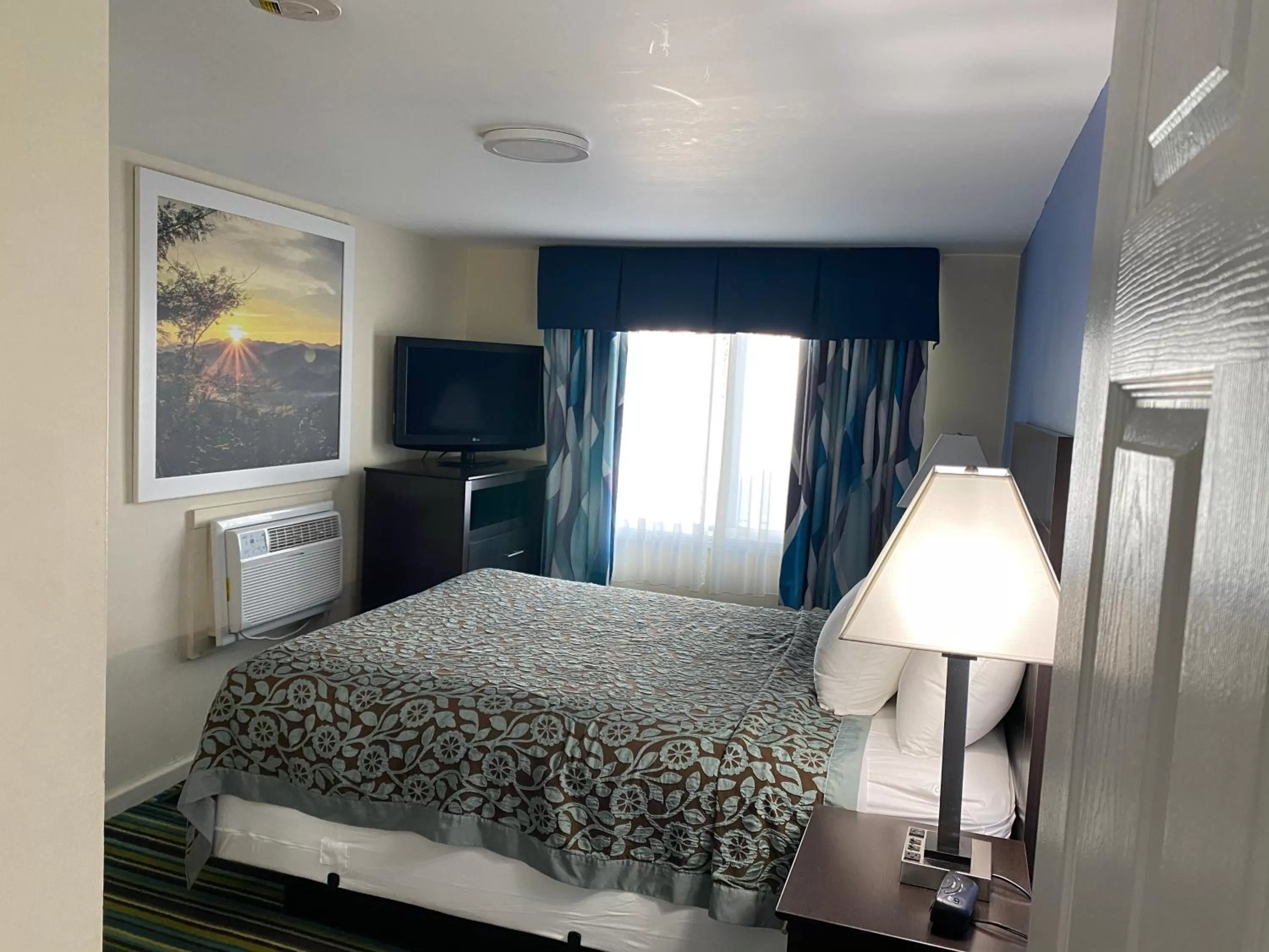 Bed in Days Inn by Wyndham Lincoln