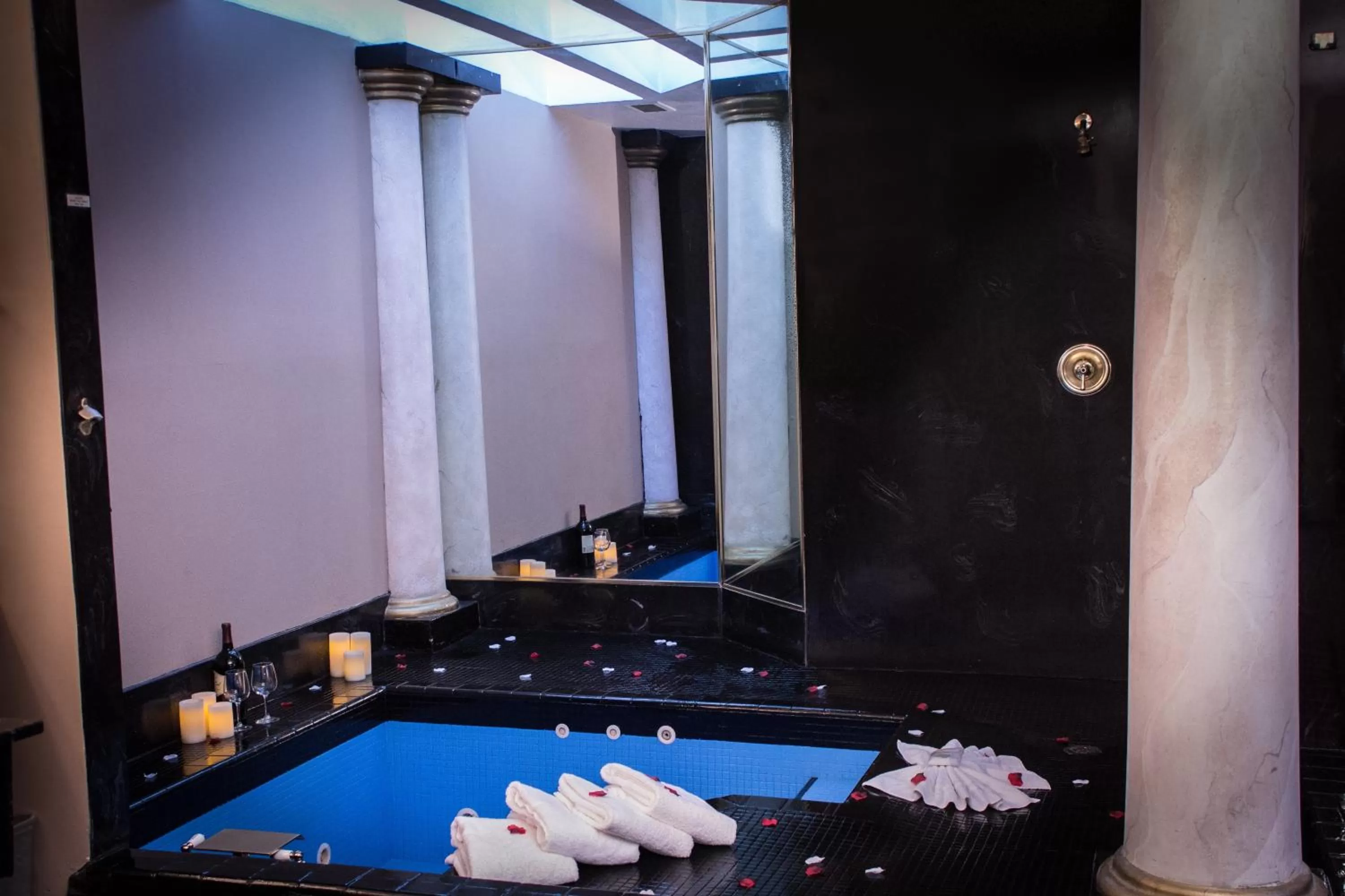 Hot Tub in Postmarc Hotel and Spa Suites