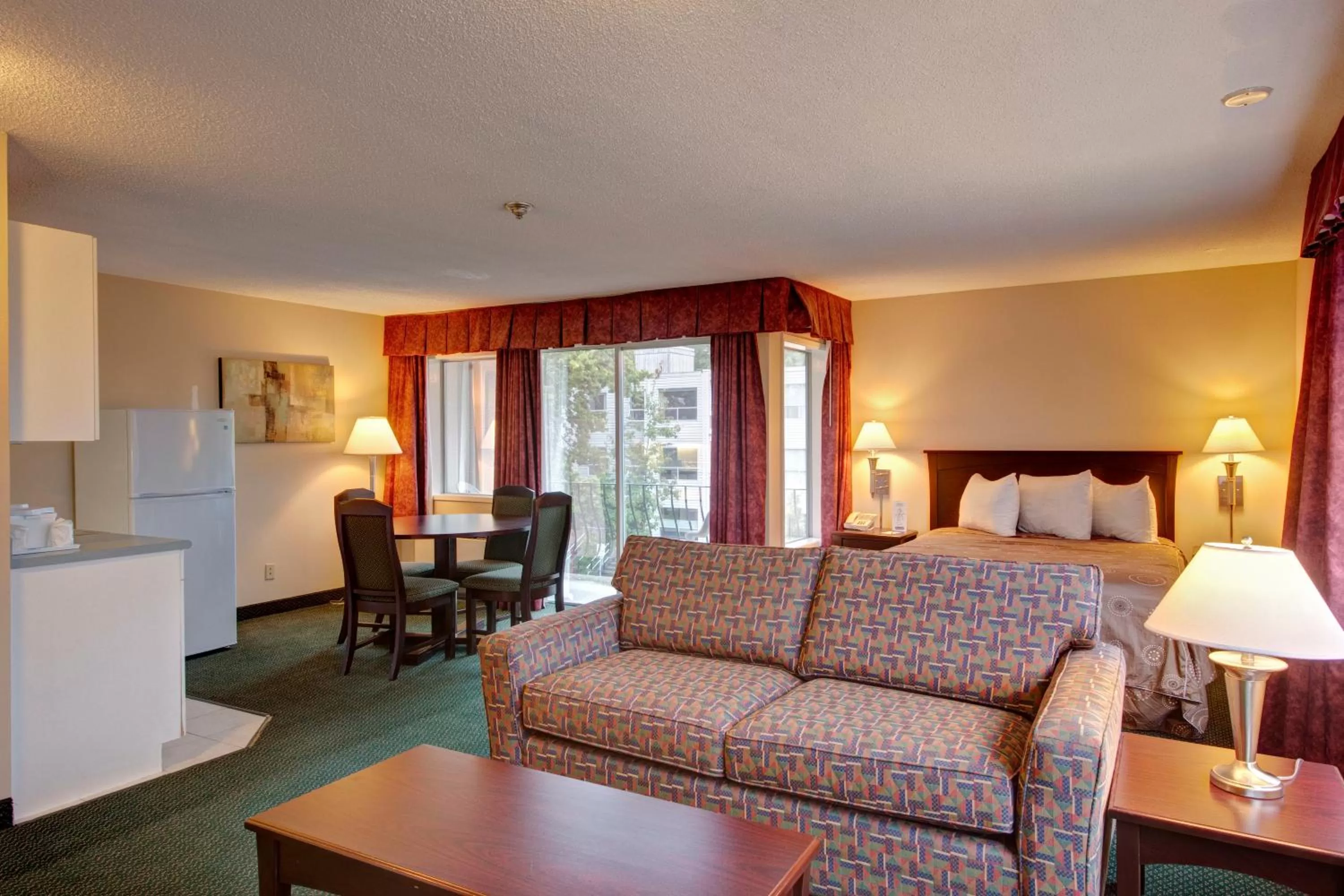 Photo of the whole room, Bed in Travelodge by Wyndham Nanaimo
