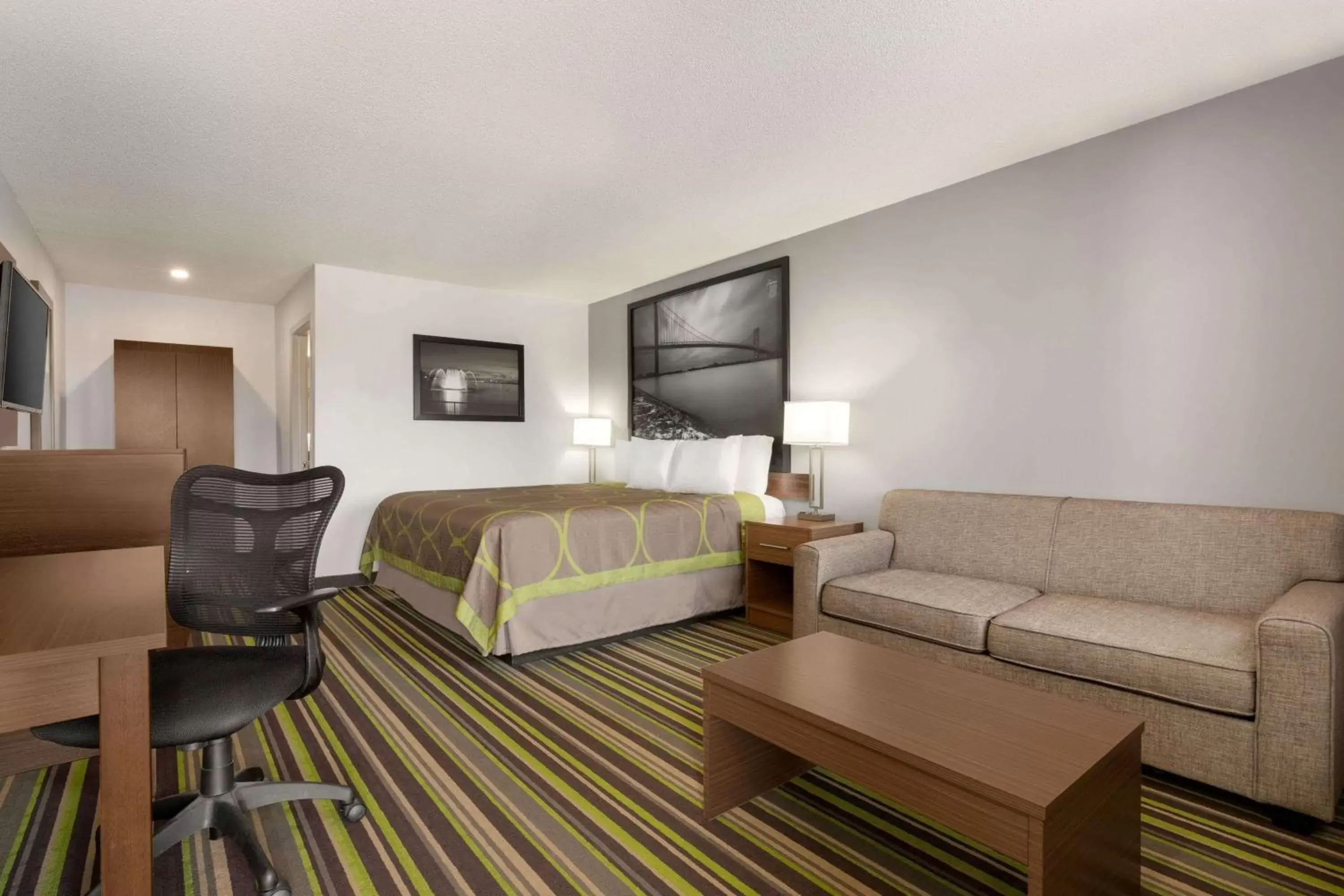 King Room - Non-Smoking in Super 8 by Wyndham Windsor/Dougall King Room - Non-Smoking in Super 8 by Wyndham Windsor/Dougall