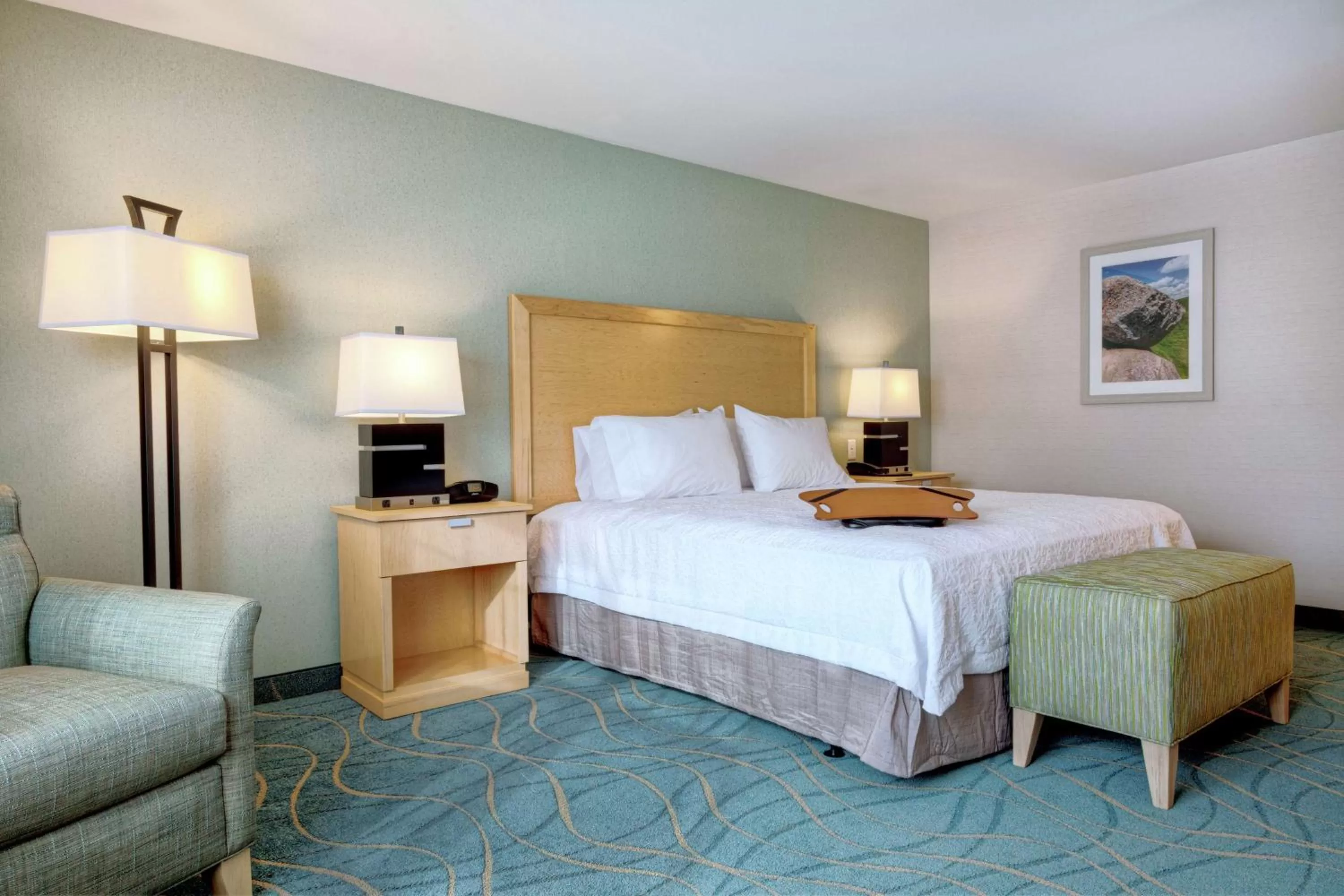 Living room, Bed in Hampton Inn Bar Harbor