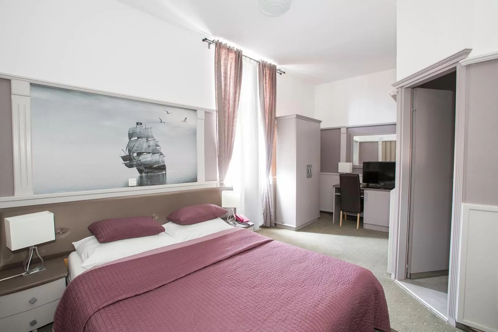 Shower, Bed in Hotel Galija