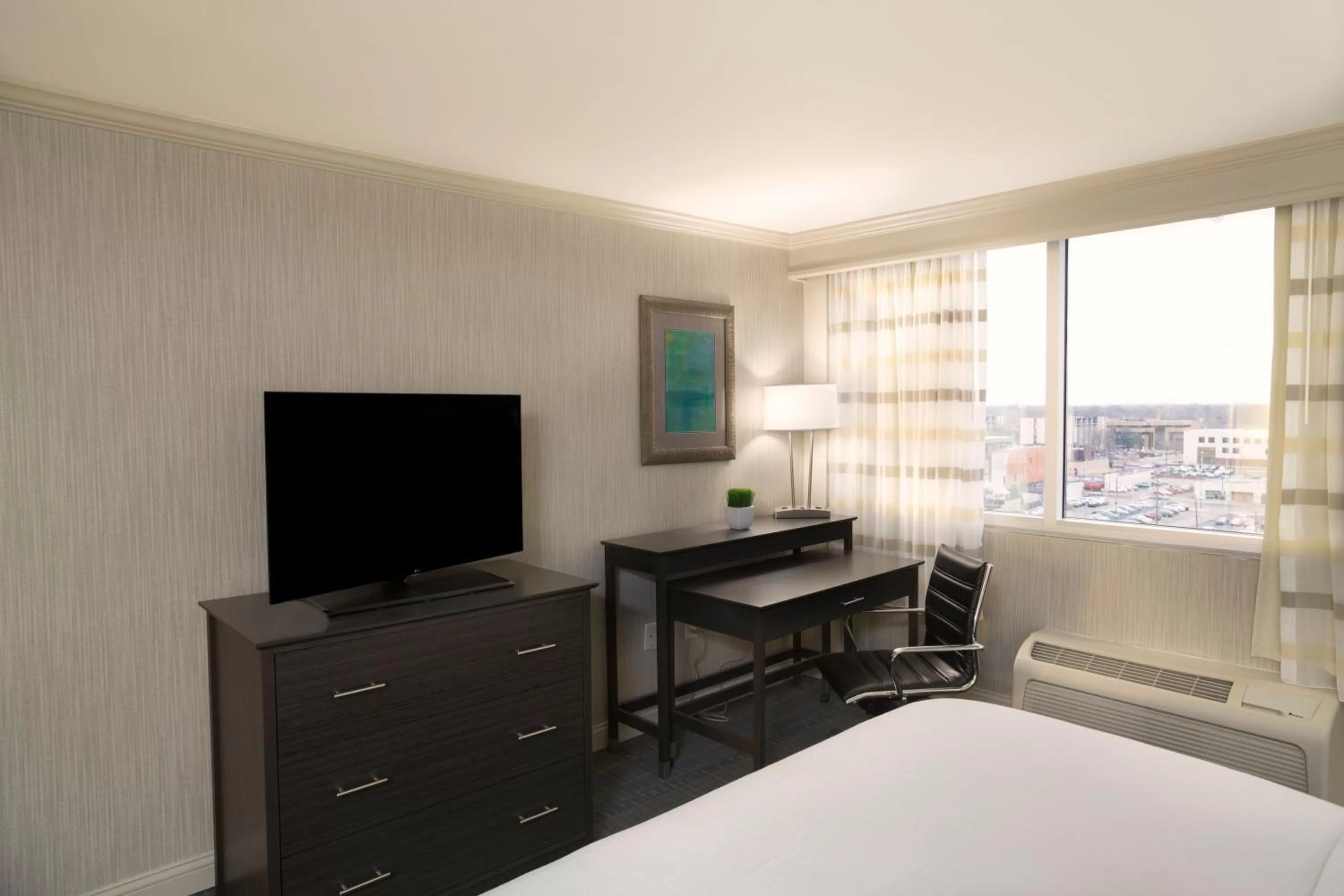 Photo of the whole room, Bed in Holiday Inn Columbus Dwtn-Capitol Square by IHG