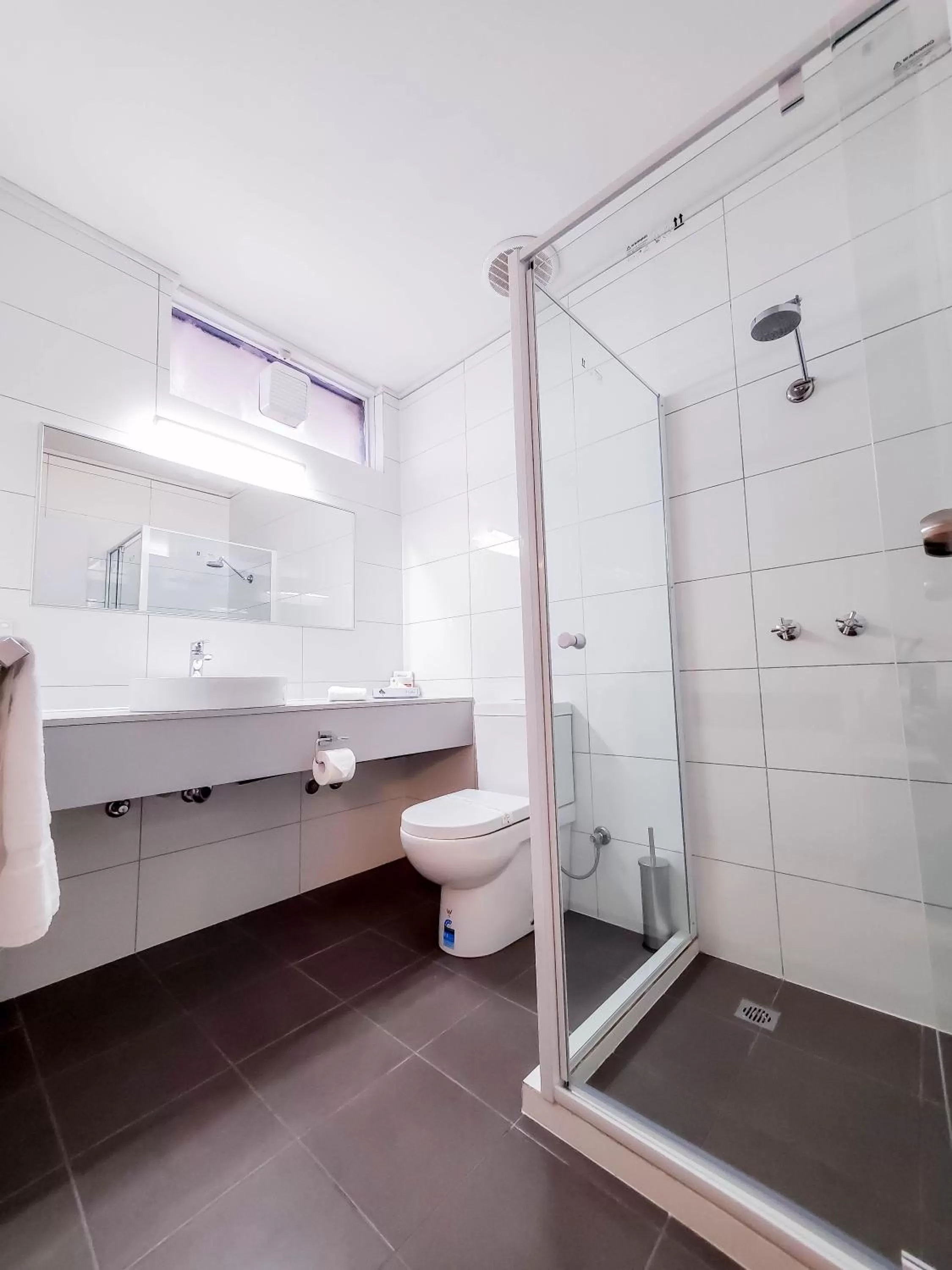 Shower in Sandors Motor Inn