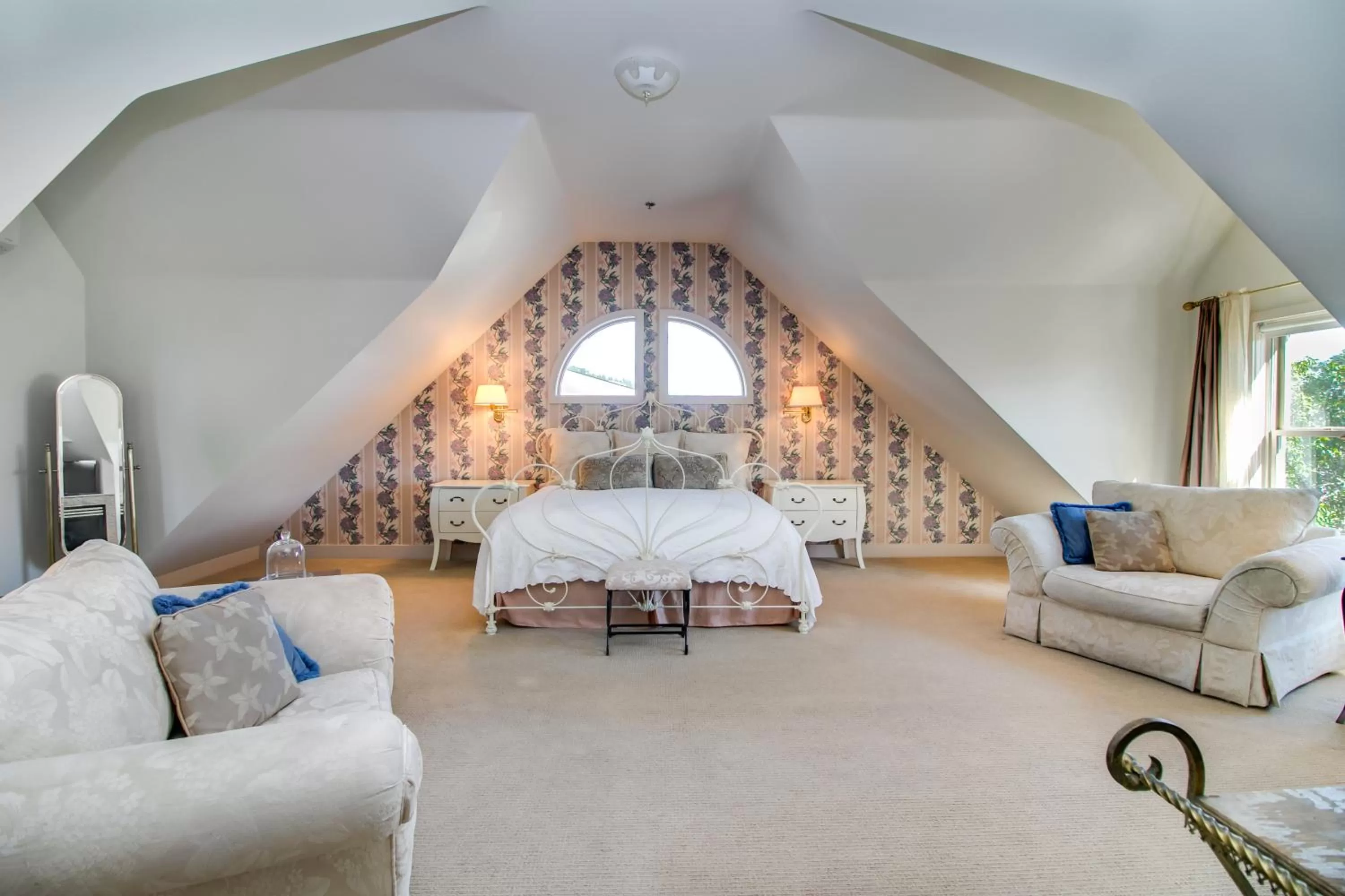 Seating area, Bed in Winchester Inn