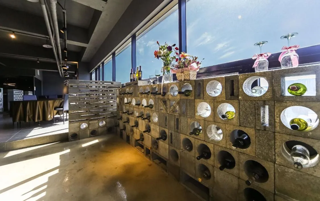 Restaurant/places to eat in CM Park Hotel