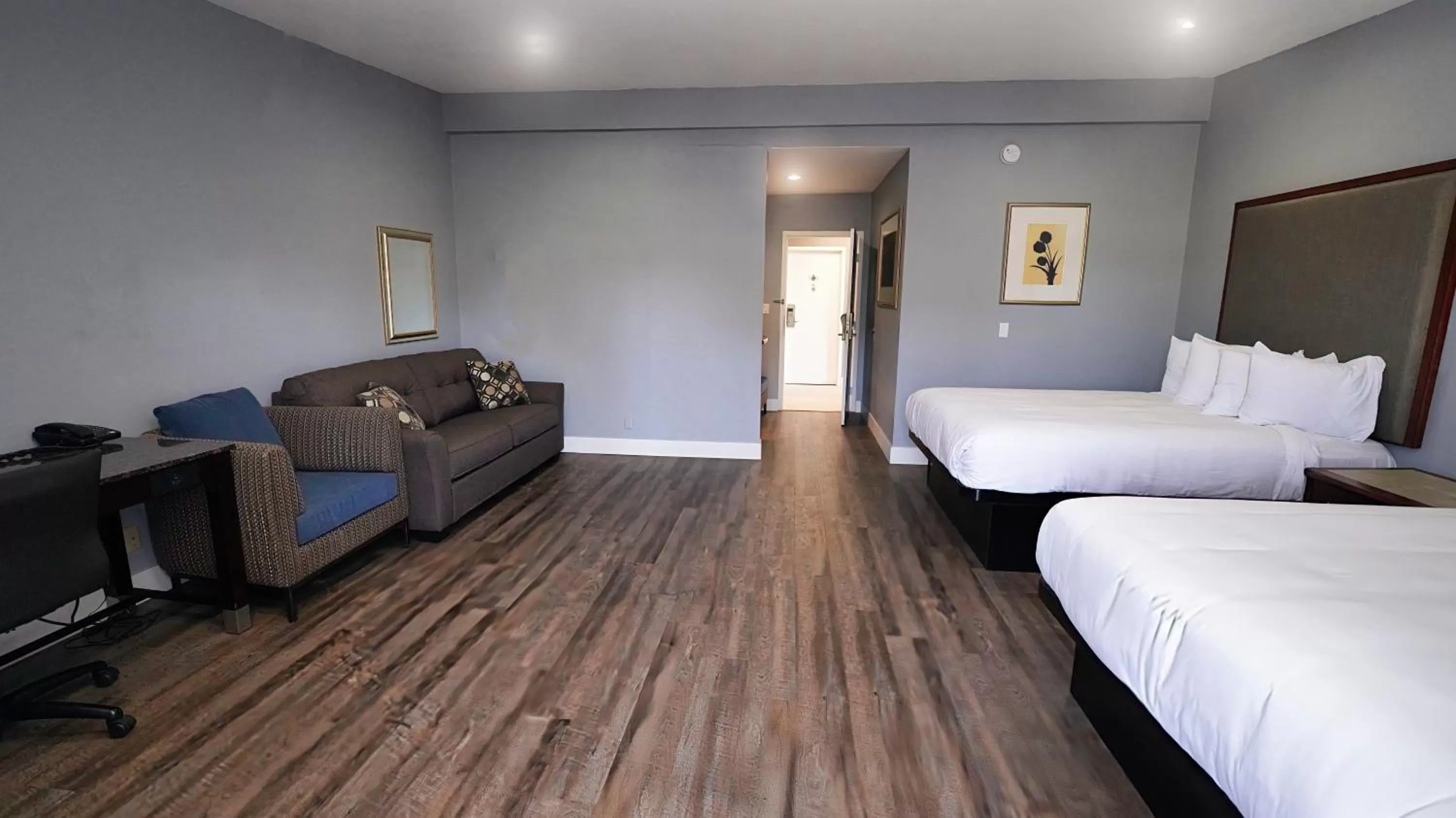 Photo of the whole room, Bed in SeaSide Inn & Suites