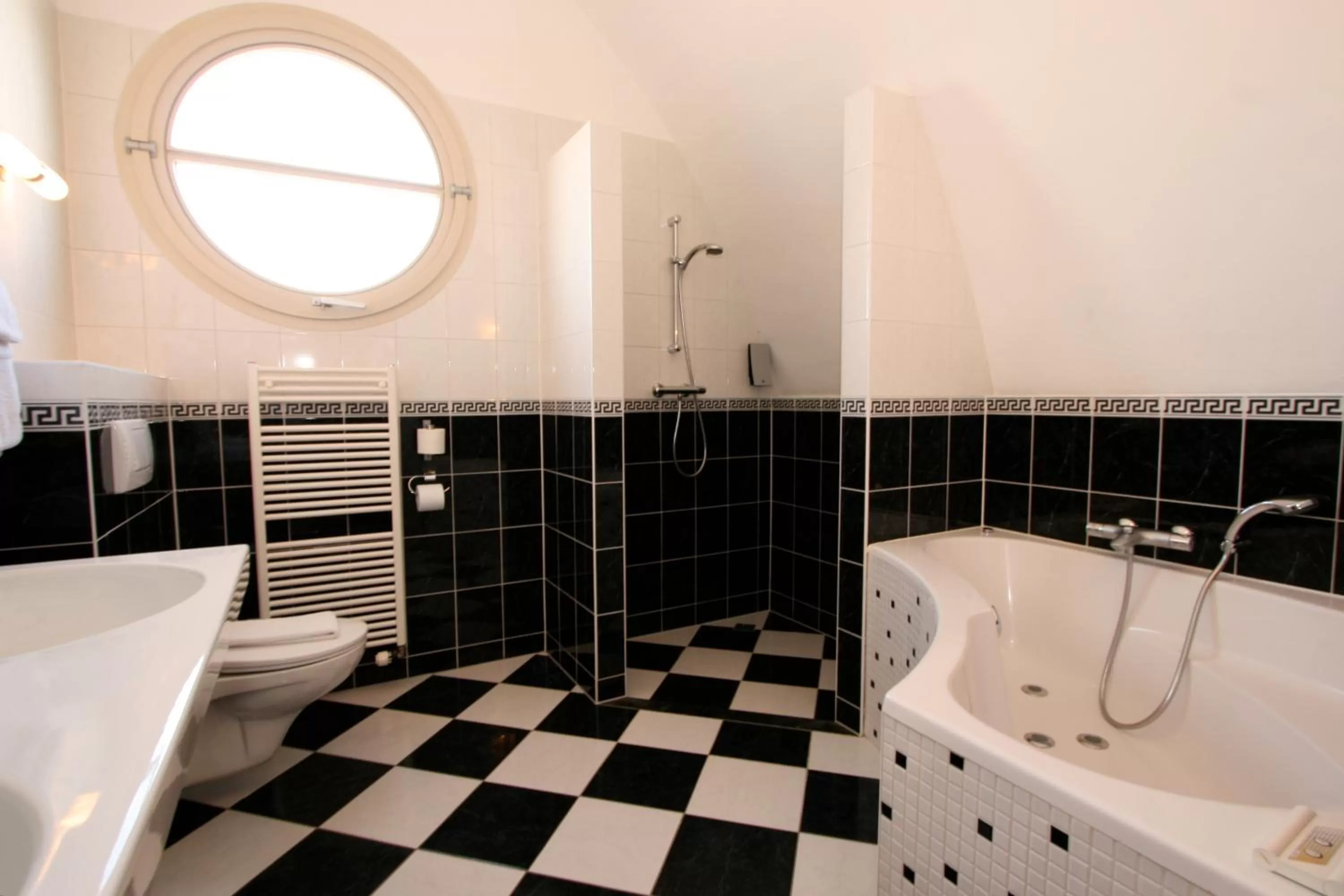 Shower in Hotel Victoria