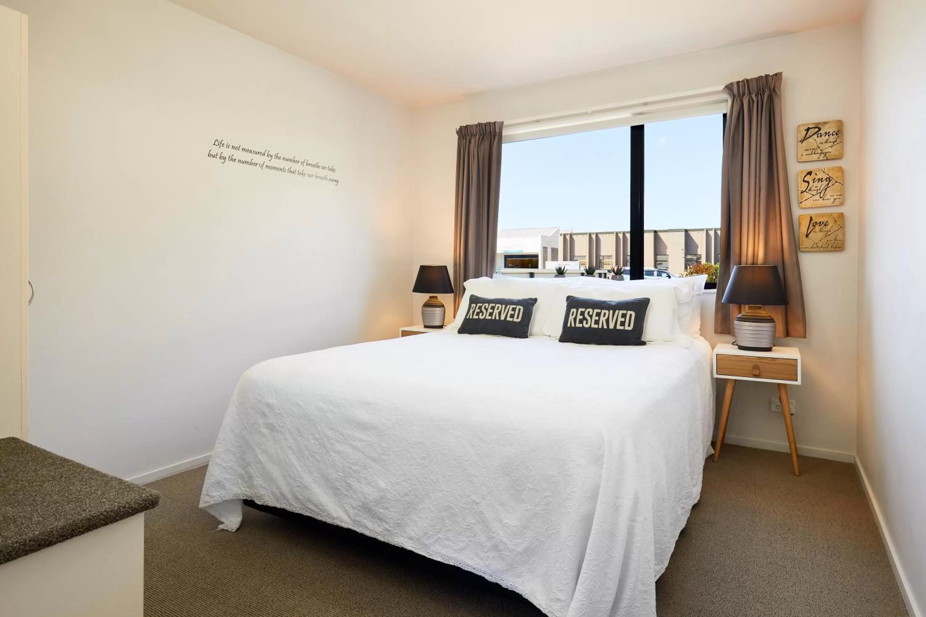 Bed in Blenheim Palms Motel