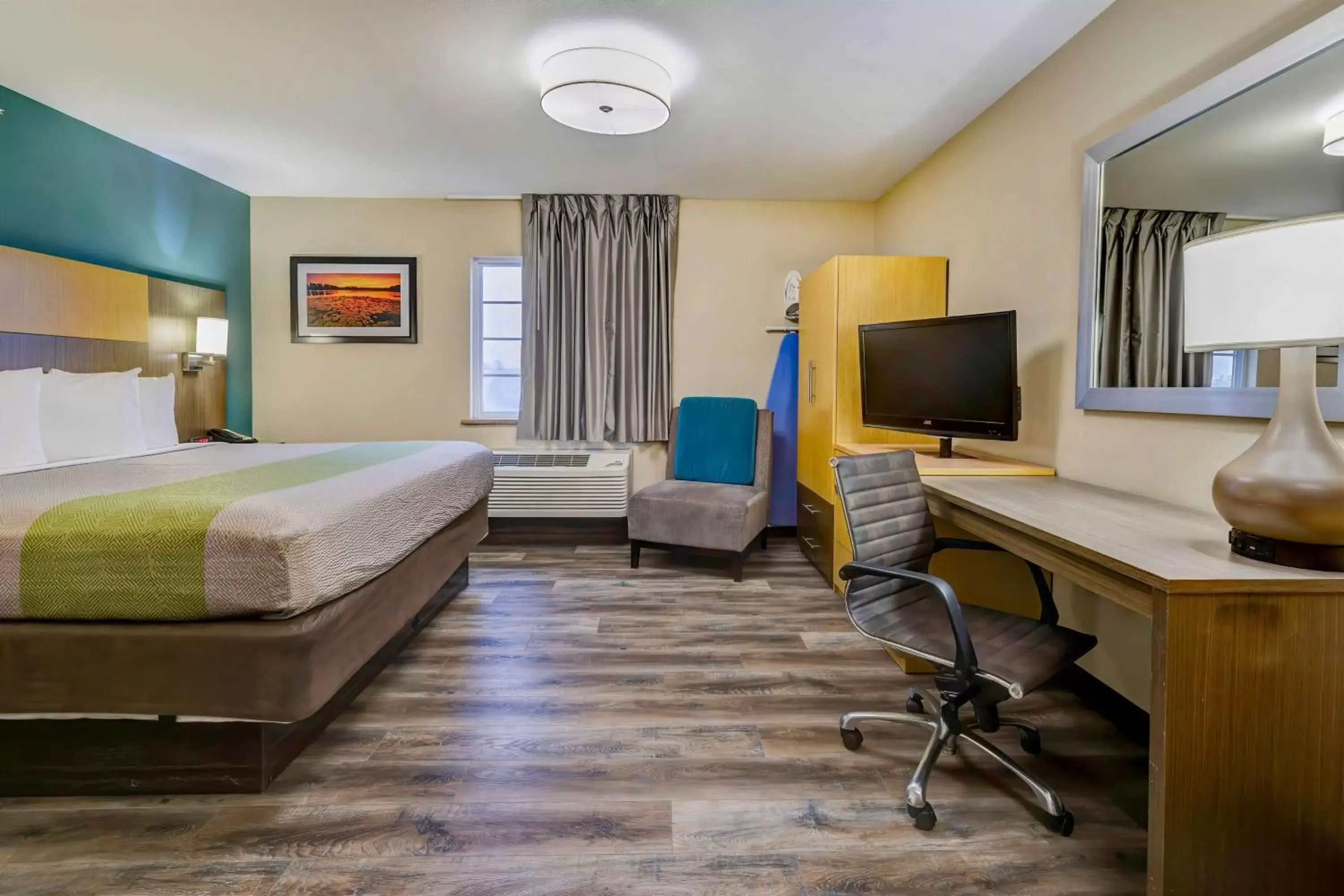 Deluxe King Room - Non-Smoking in Studio 6 Lenexa - Overland Park Deluxe King Room - Non-Smoking in Studio 6 Lenexa - Overland Park