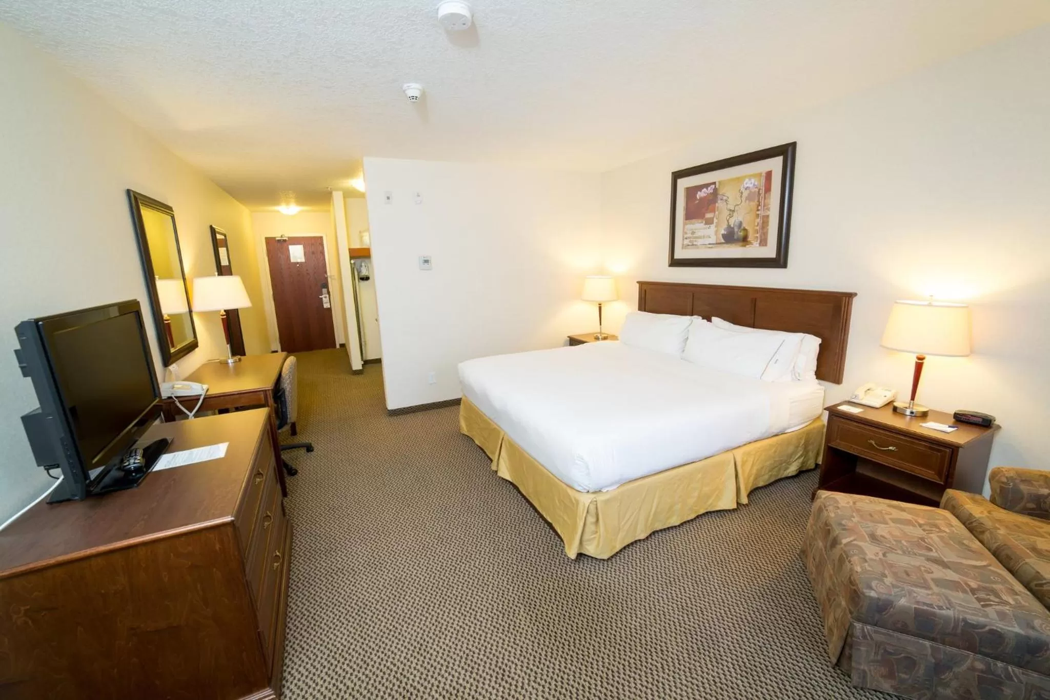 Photo of the whole room, Bed in Holiday Inn Express & Suites Drayton Valley by IHG