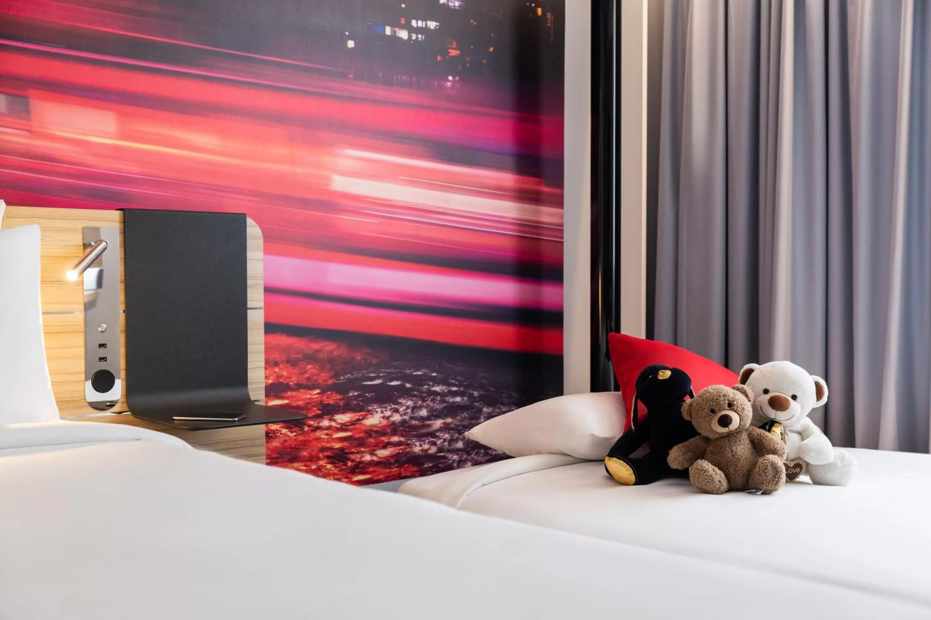 Photo of the whole room, Bed in Novotel Bordeaux Centre Ville