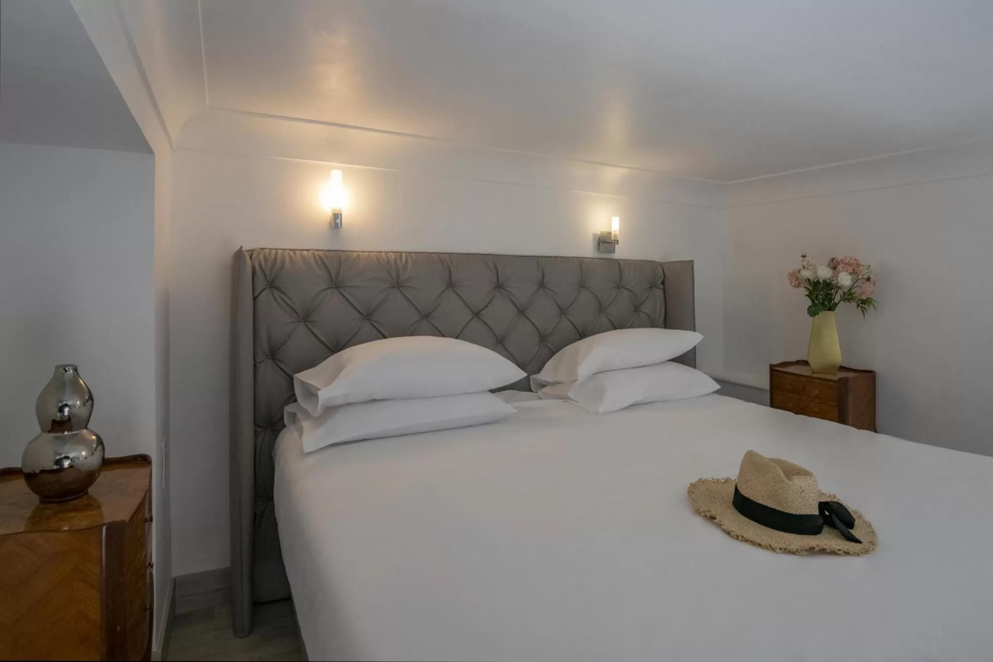 Bedroom, Bed in GOLDEN TULIP CANNES HOTEL de PARIS