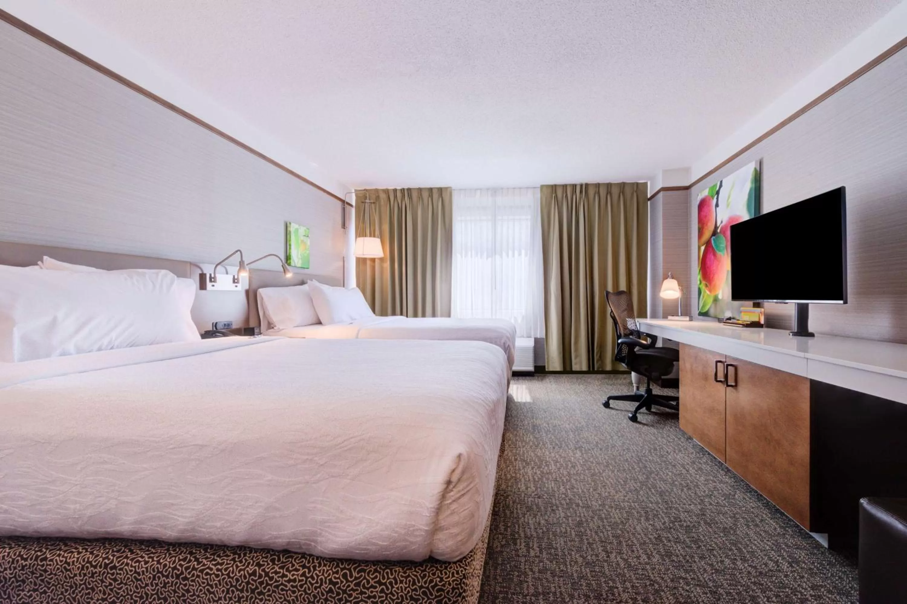 Bedroom, Bed in Hilton Garden Inn Detroit Southfield