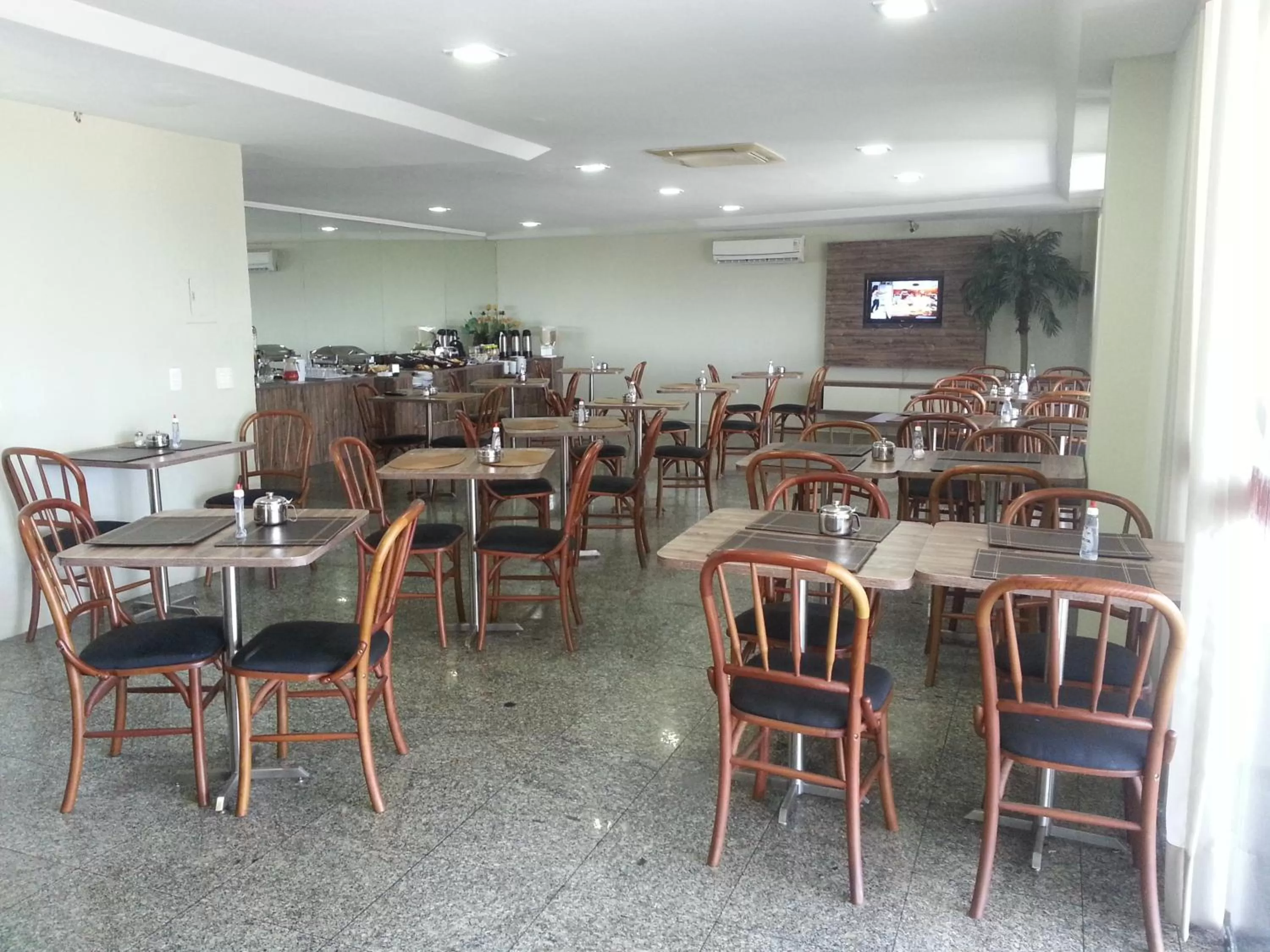 Restaurant/places to eat in Iracema Residence Hotel Flat