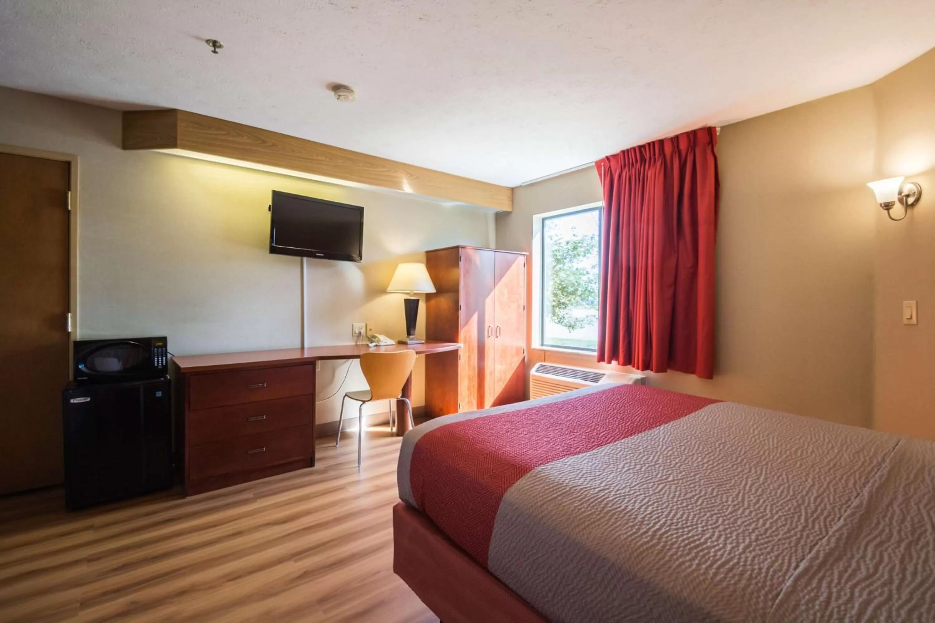 TV and multimedia, Bed in Motel 6-Indianapolis, IN - Airport