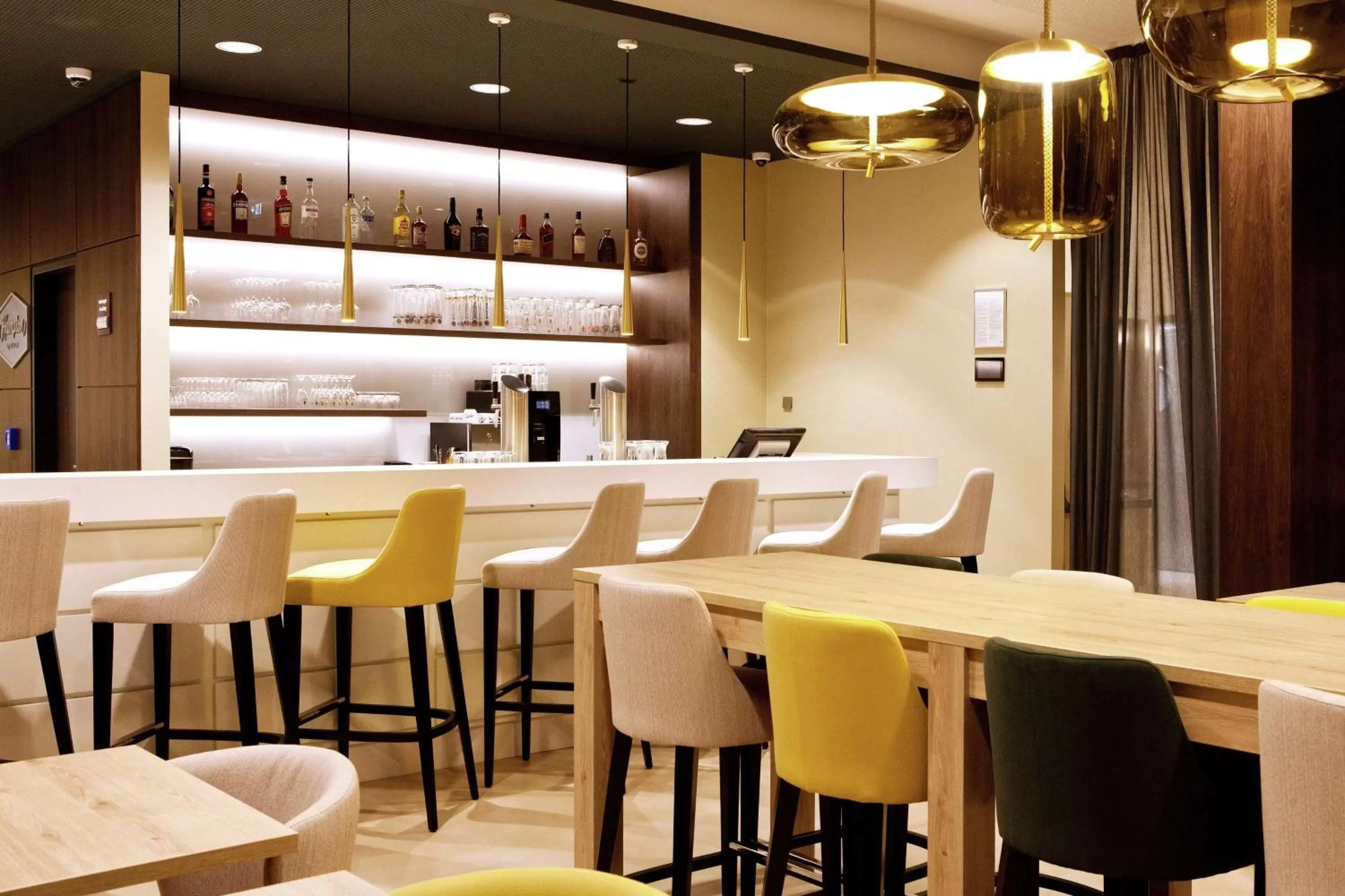 Lounge or bar in Hampton By Hilton Berlin City East Side Gallery