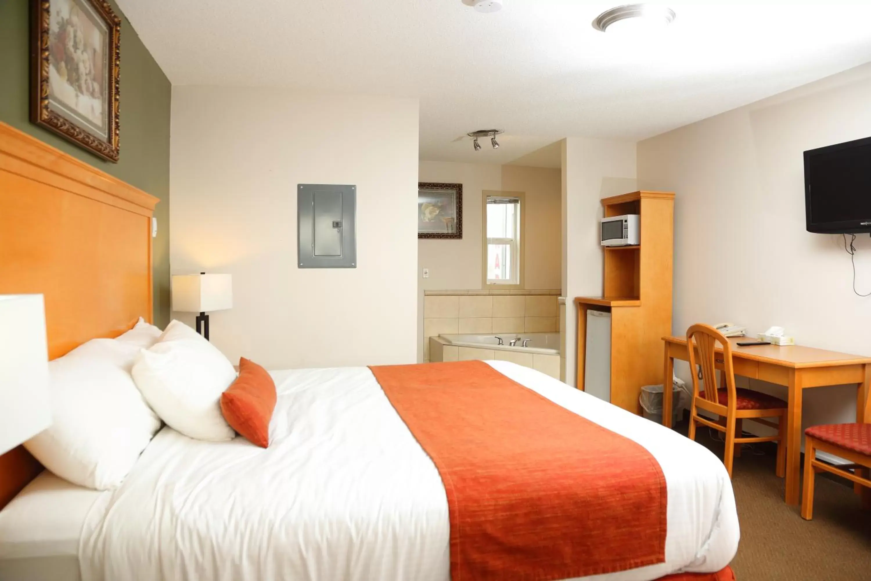 Honeymoon Suite in Chateau Motel Honeymoon Suite in Chateau Motel