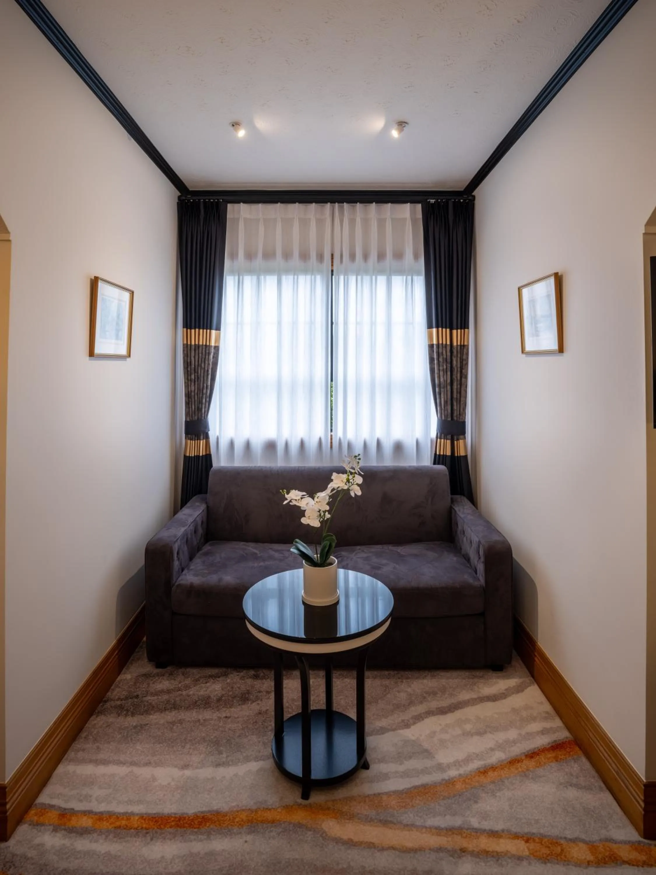 Seating area in Hana Lodge