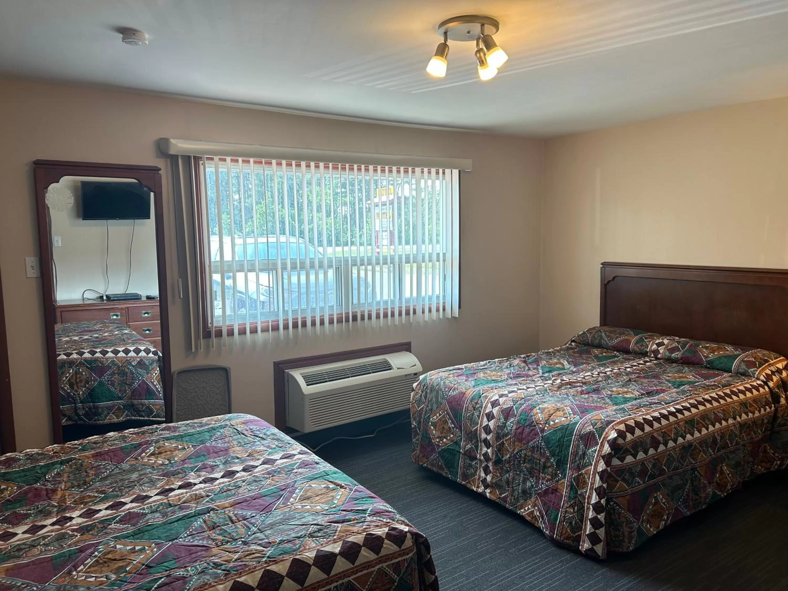 Bed in The Silver Birch Motel