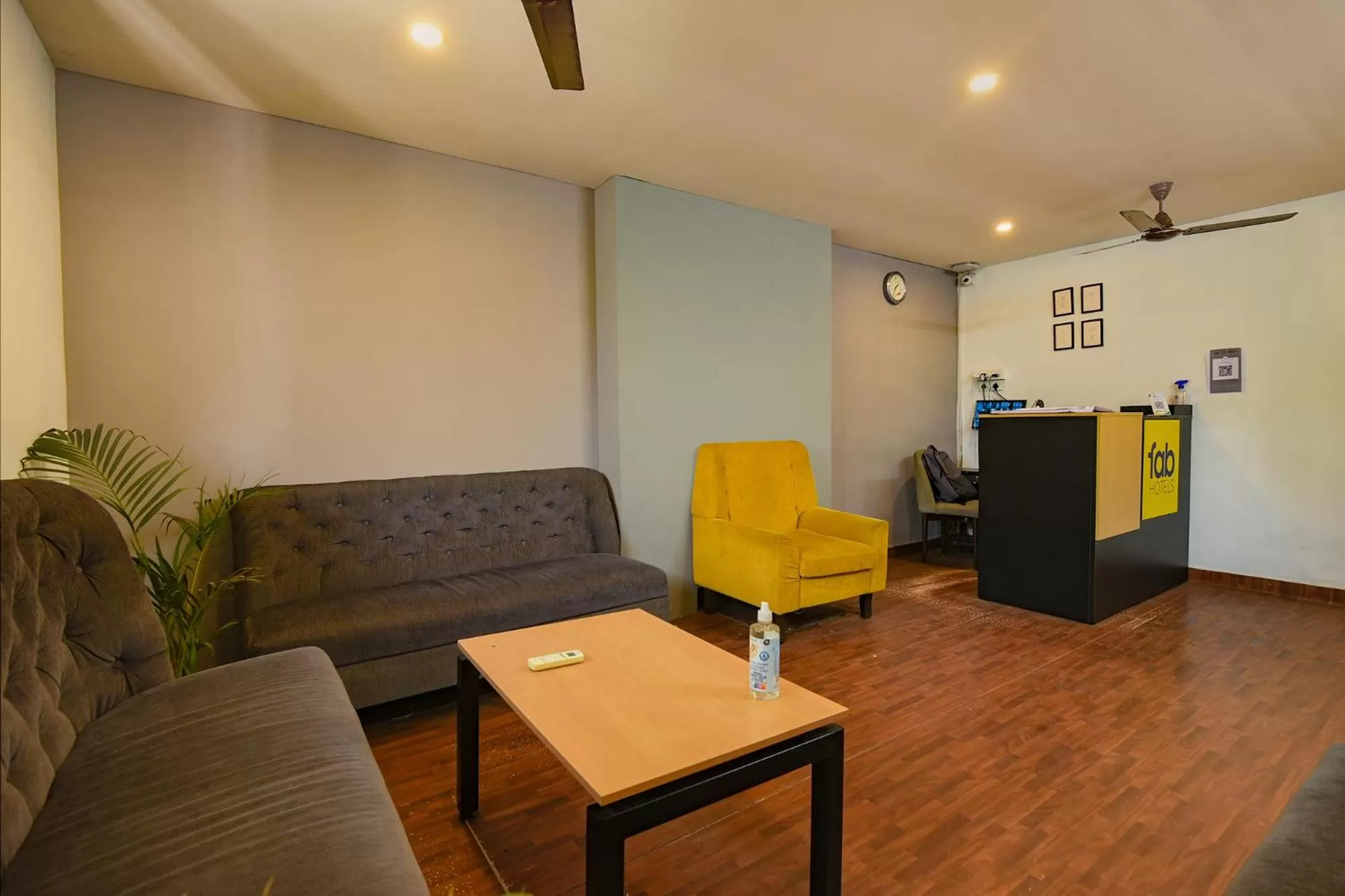 Lobby or reception, Seating Area in FabHotel Sasti Inn