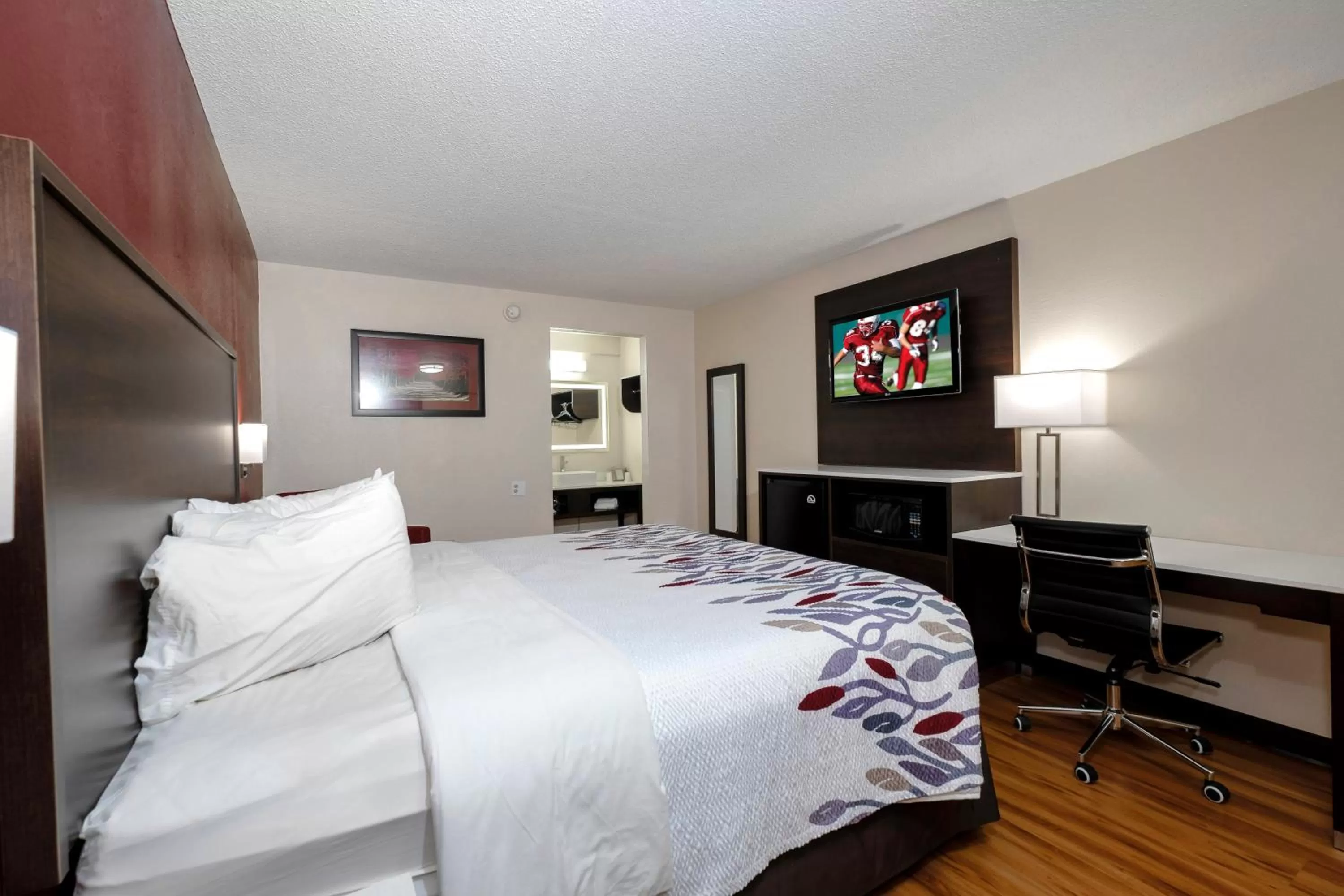 Photo of the whole room, Bed in Red Roof Inn Gadsden