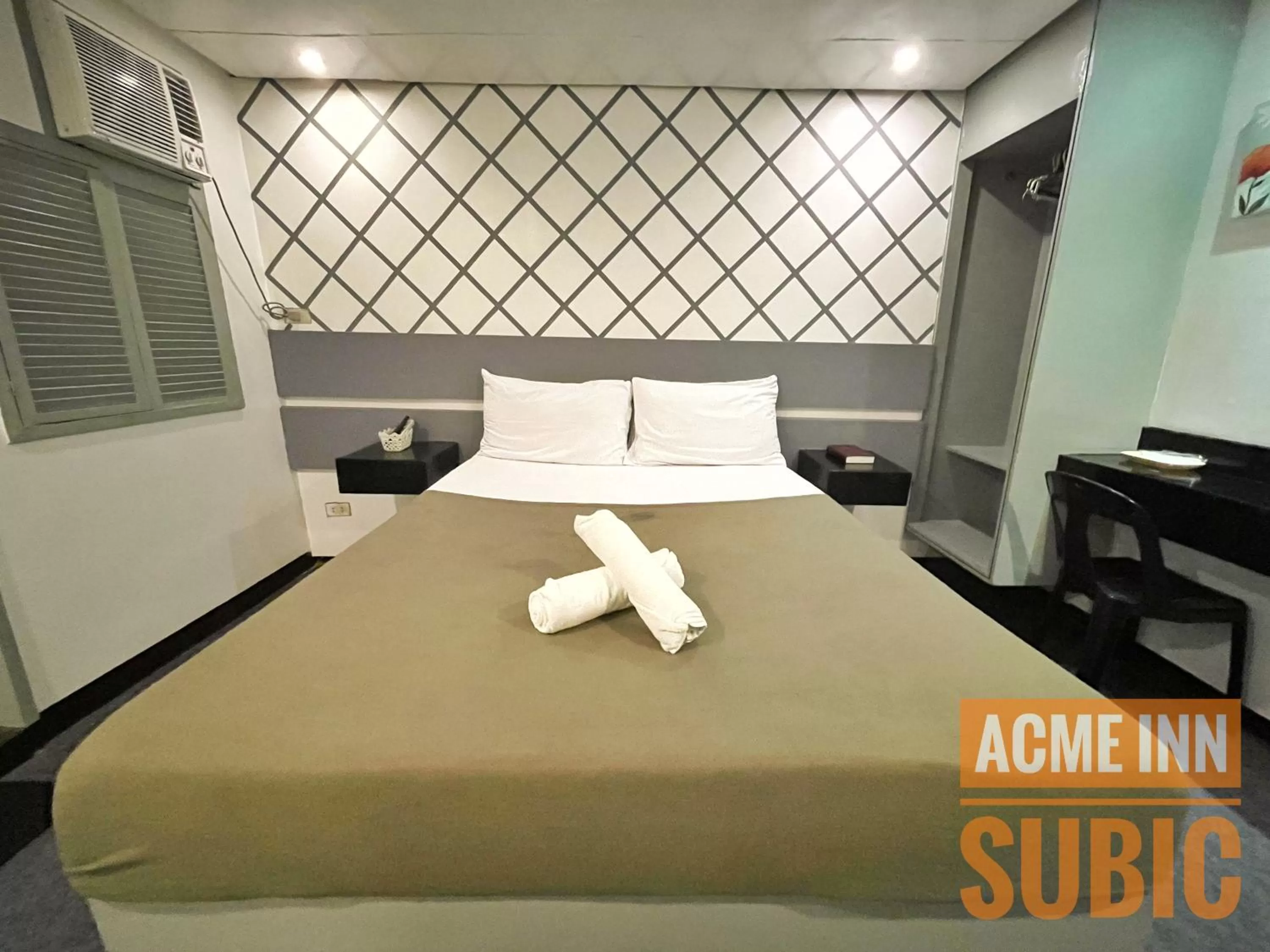 Bed in ACME Inn Subic